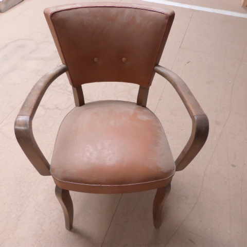  Fauteuil bridge en cuir Marron dans son Jus Hauteur 85 cm Longueur 58 cm Profondeur 49 cm État correct -  reconditionné disponible sur Label Emmaüs