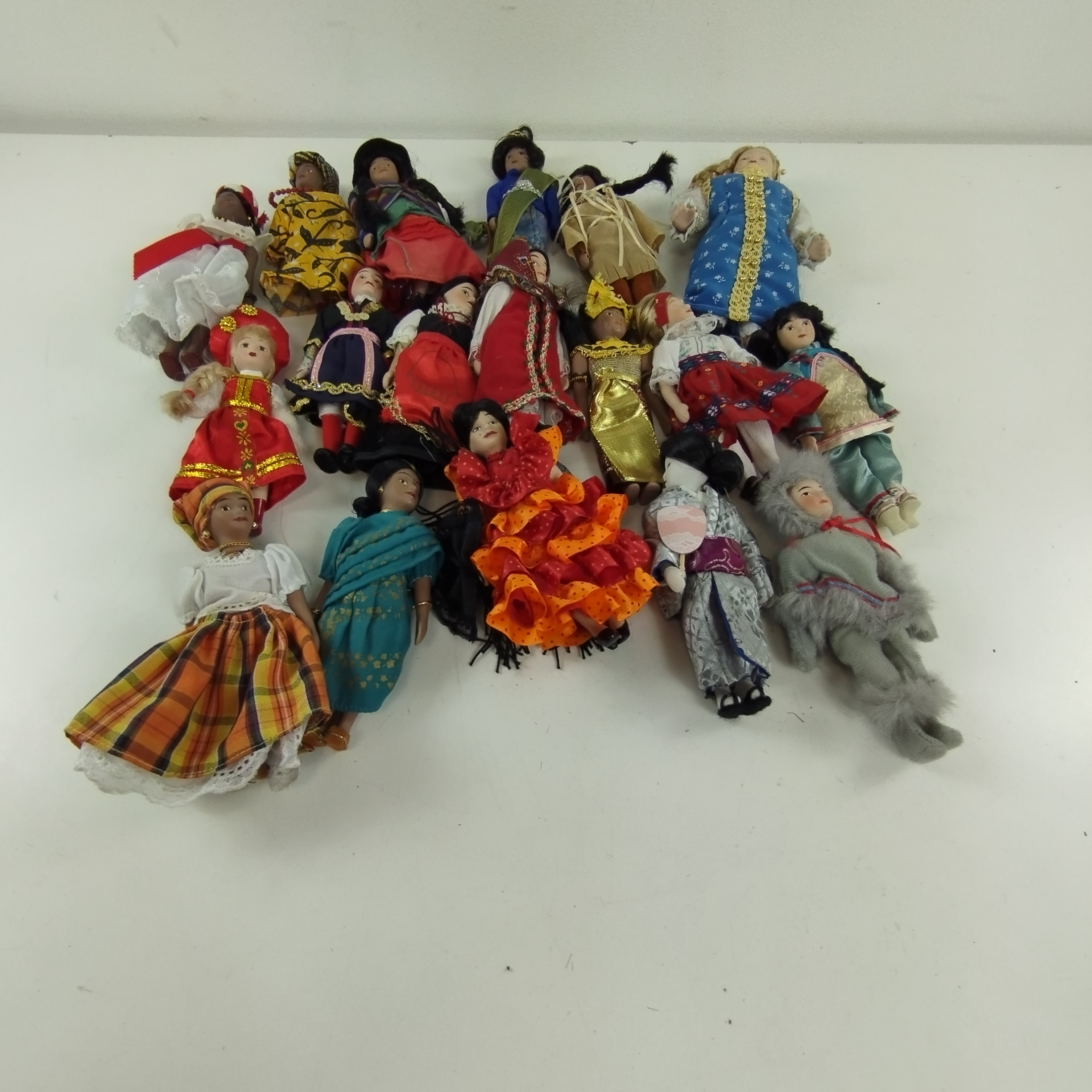 Poupées en porcelaine, ensemble de 18 poupées traditionnelles de plusieurs continents Très bon état - Vue 3 - 