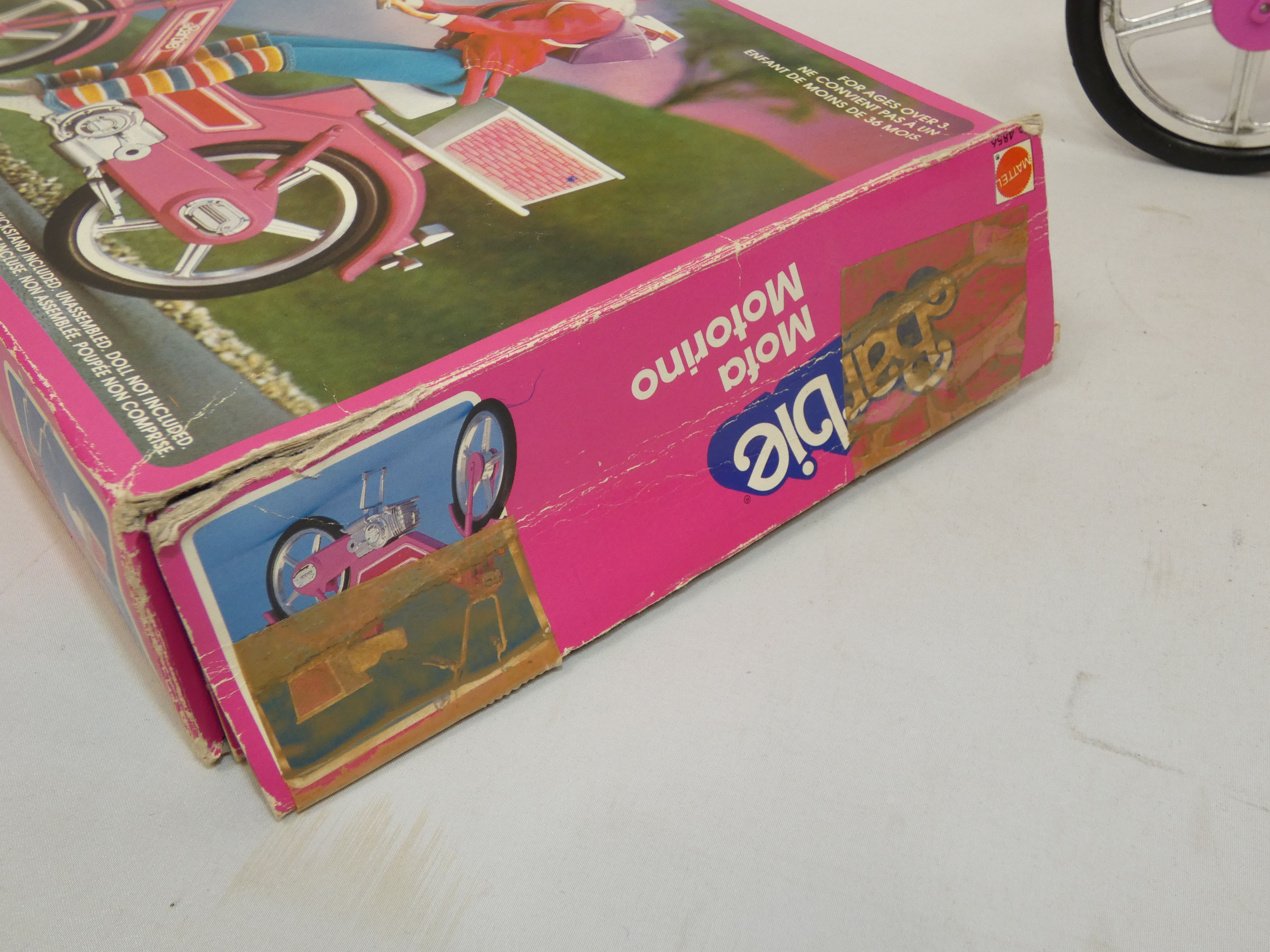Voir photo 6 de Barbie le vélomoteur MATTEL 4856 Barbie le vélomoteur MATTEL 4856 Bon état - Vue 6 -