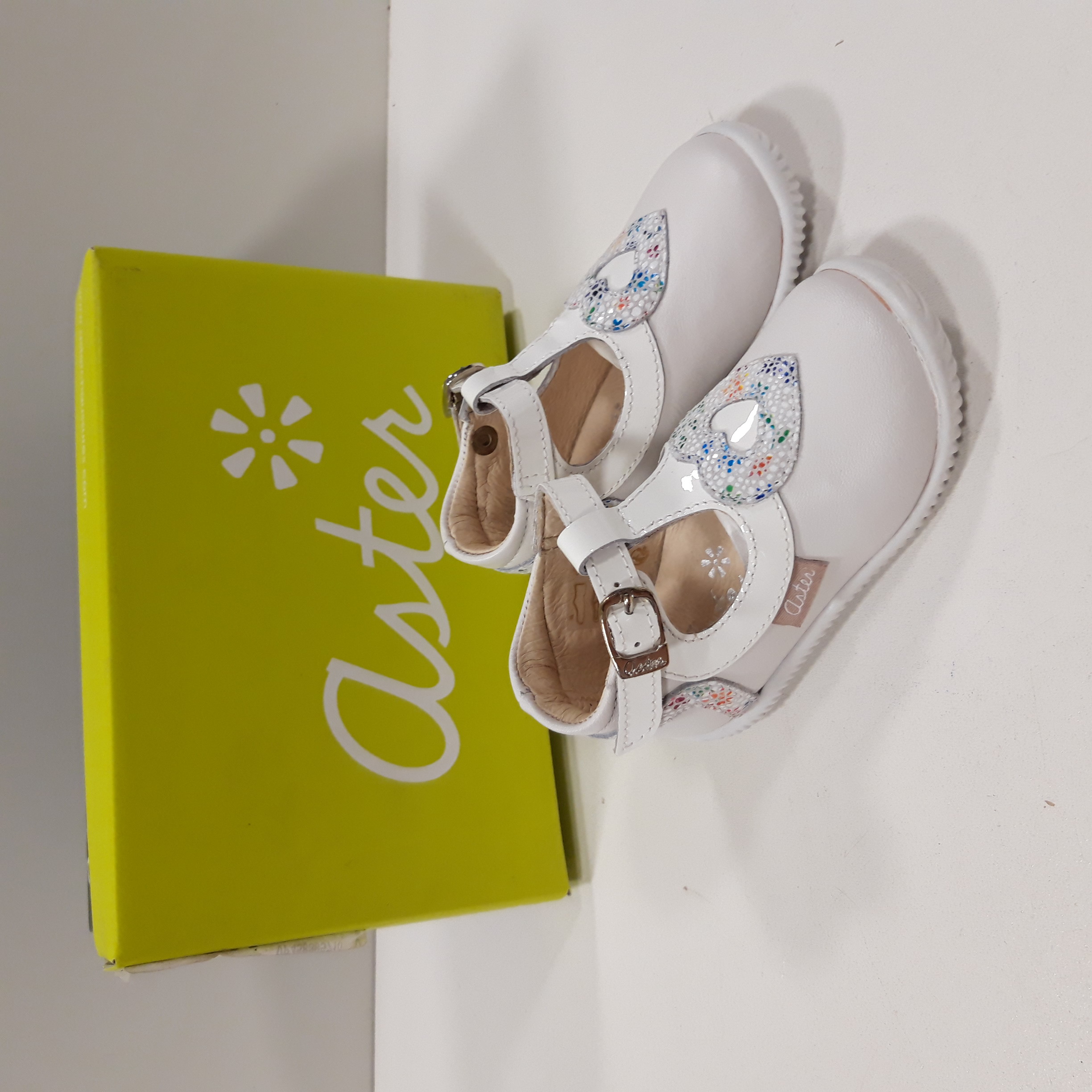 Voir photo 2 de Chaussures pour enfants marque ASTER, "Douceur blanc fleur" Pointure 18 Chaussures pour enfants marque ASTER, "Douceur blanc fleur" Pointure 18 Comme neuf - Vue 2 -