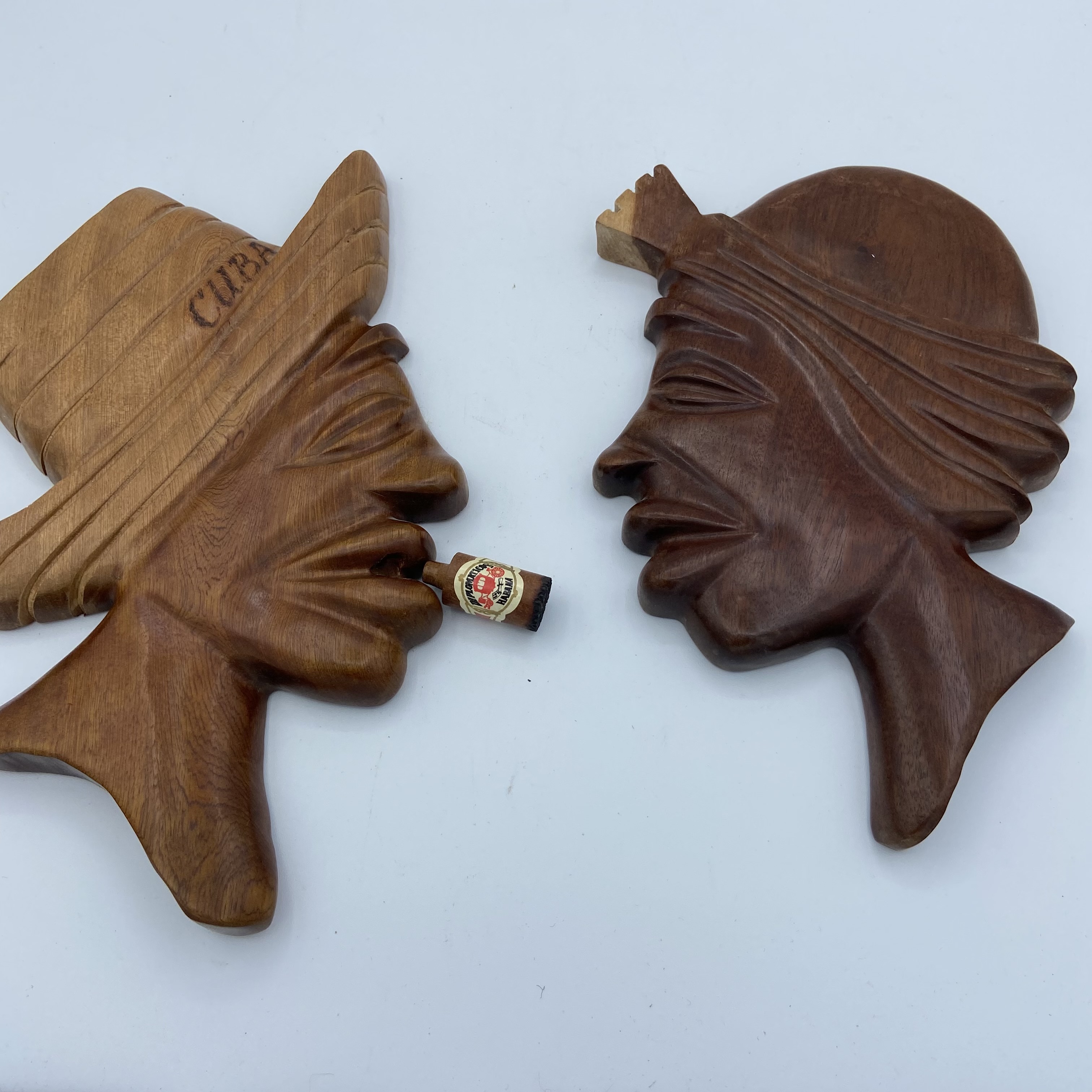 Lot de 2 masques en bois exotique Bon état -  reconditionné disponible sur Label Emmaüs