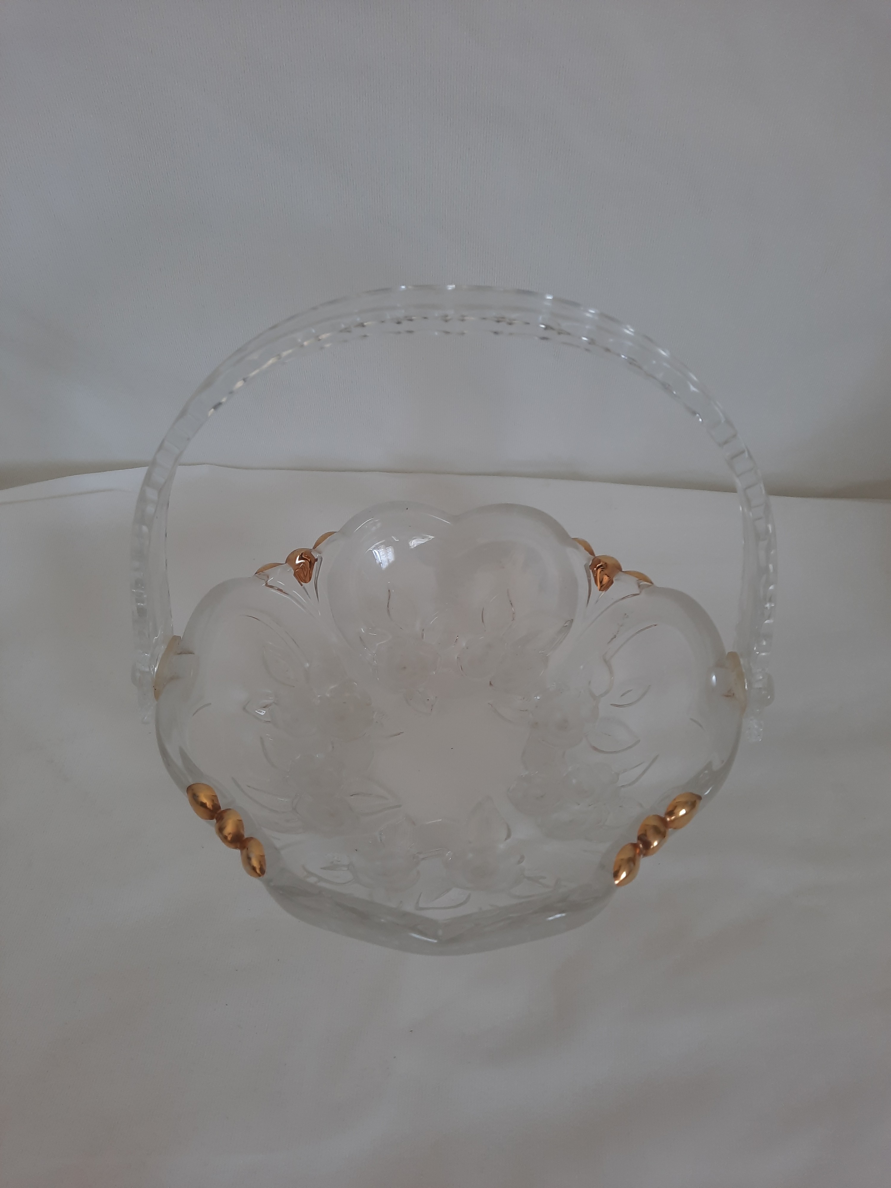 Voir photo 2 de Panier en verre à motif floral sculpté à anse en plastique Panier en verre à motif floral sculpté à anse en plastique État correct - Vue 2 -