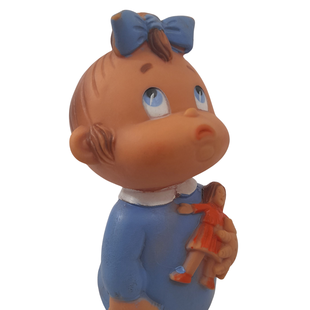 Voir photo 5 de Figurine Vintage Pouet Pouet en Caoutchouc LAFLEX (1961) – Petite Fille à la Poupée Figurine Vintage Pouet Pouet en Caoutchouc LAFLEX (1961) – Petite Fille à la Poupée Bon état - Vue 5 -