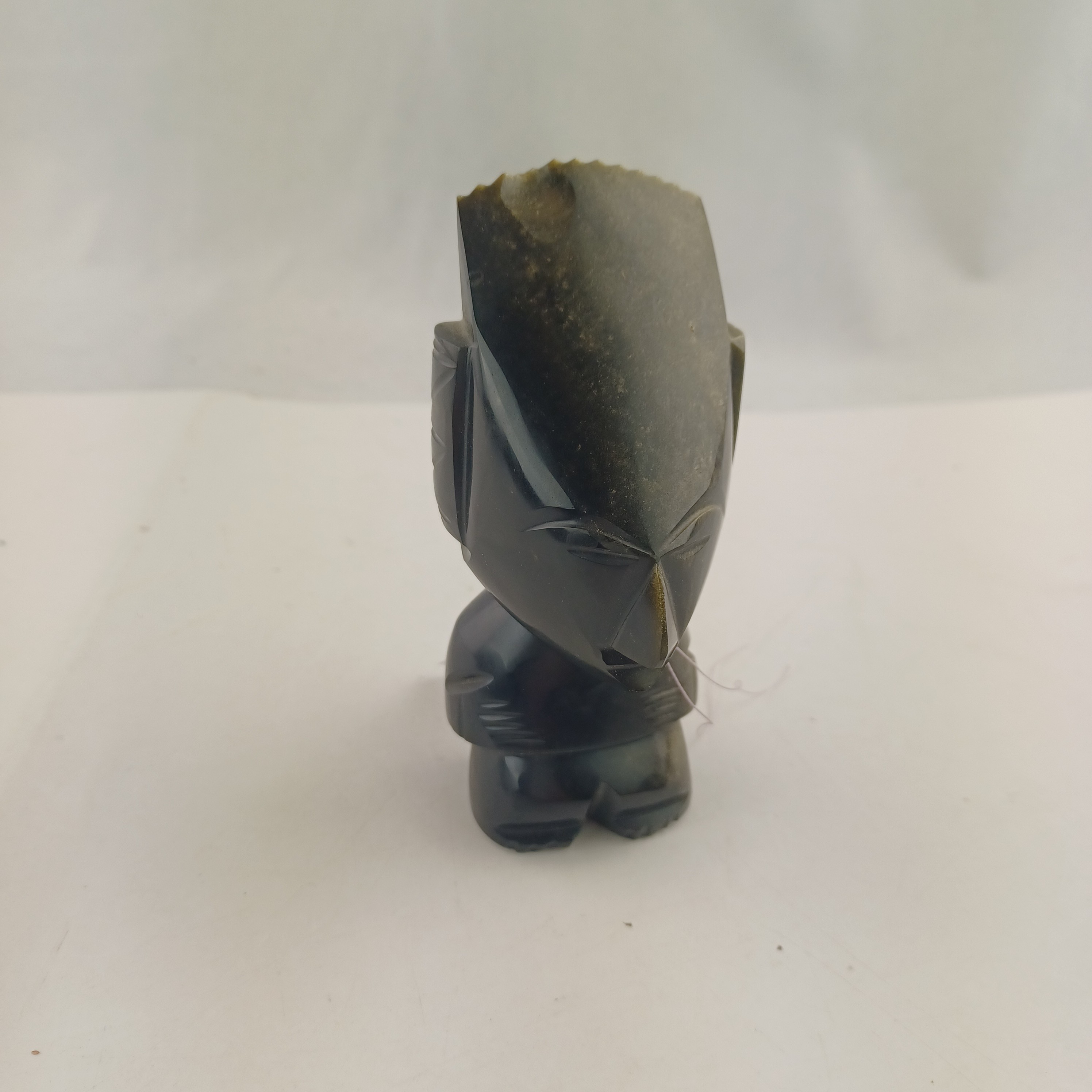 Statuette d'obsidienne de 12 cm sculptée d'un homme Très bon état - Vue 2 - 