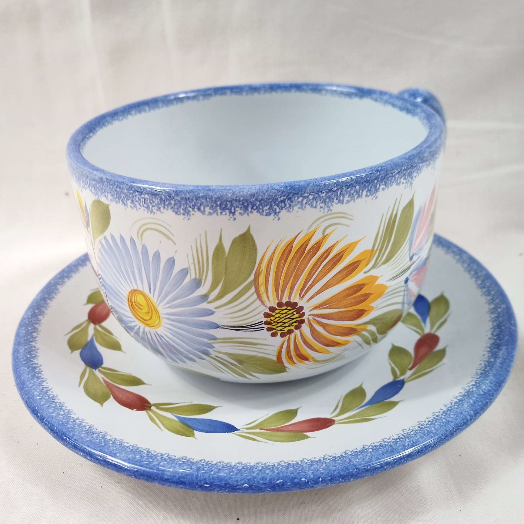Grande tasse et sous-tasse à motif floral en faïence de Quimper signé Henriot  - Photo 2