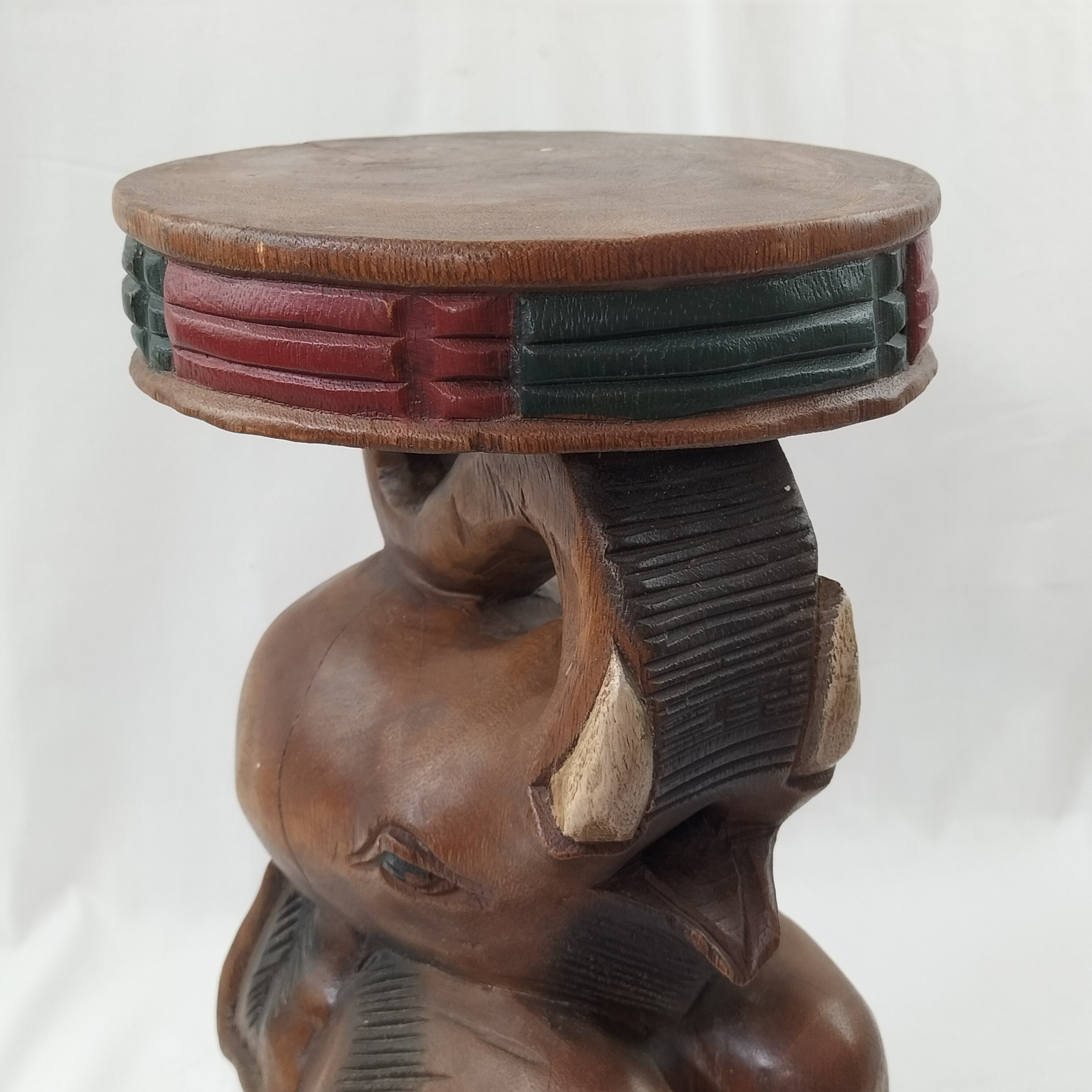 Magnifique tabouret porte plante éléphant sculpté en bois et peint à la main. - Photo 4