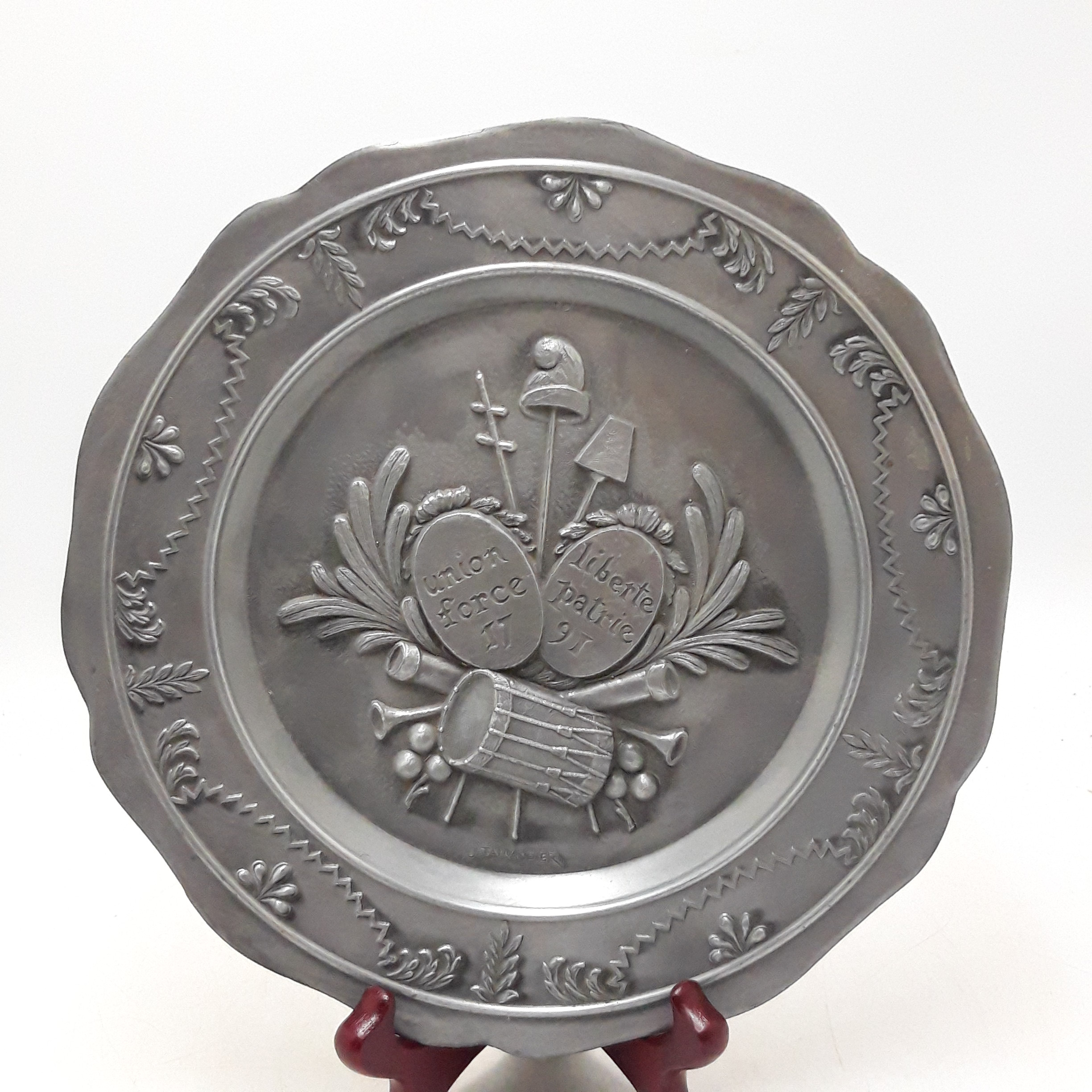 Assiette en étain décor– Union Force Liberté 1791 Bon état - Vue 2 - 