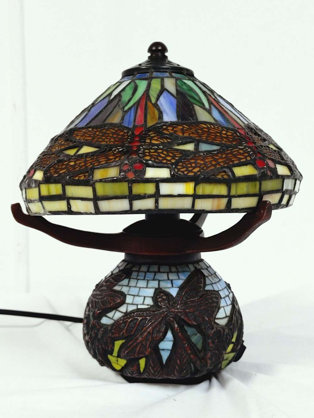 Lampe de table conique Tiffany traditionnelle, dôme en verre coloré et plombé avec Libellules, pied bronze, Art Nouveau. - Photo 1