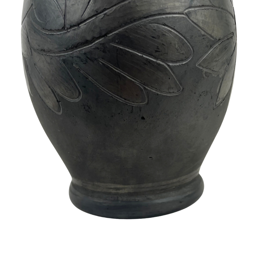 Voir photo 6 de Vase Artisanal en Céramique noire mat - Décor Floral Incisé Vase Artisanal en Céramique noire mat - Décor Floral Incisé Bon état - Vue 6 -