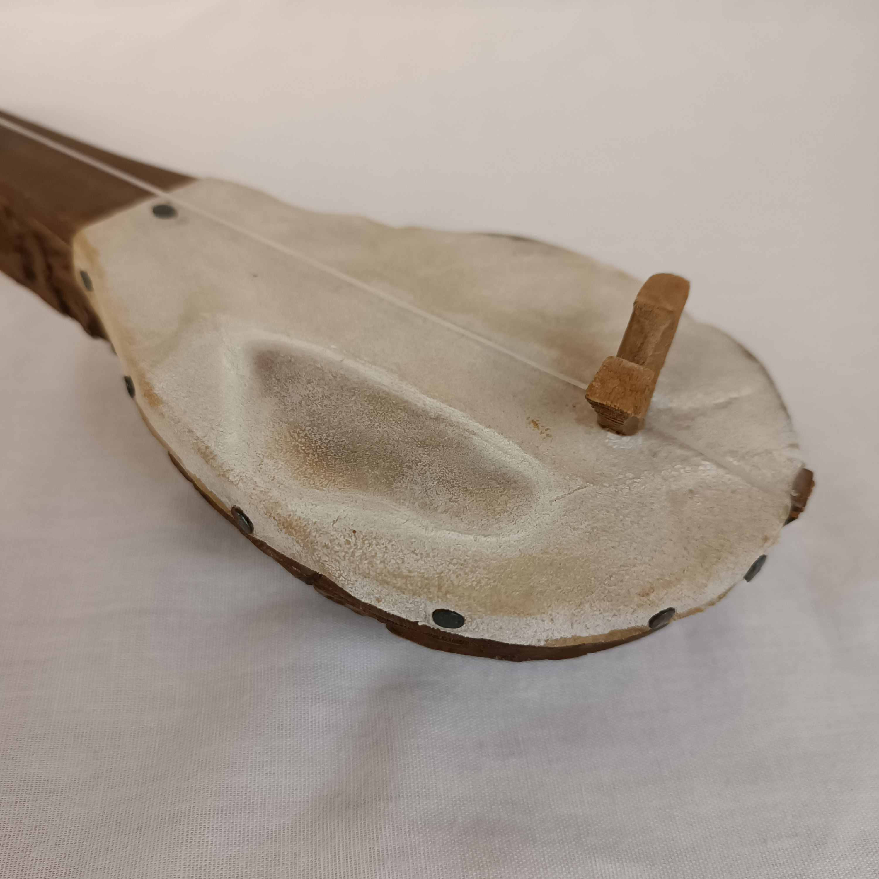Instrument de musique vintage folklorique des Balkans, en bois sculpté, "GUSLE" fait main, pour décoration État correct - Vue 3 - 
