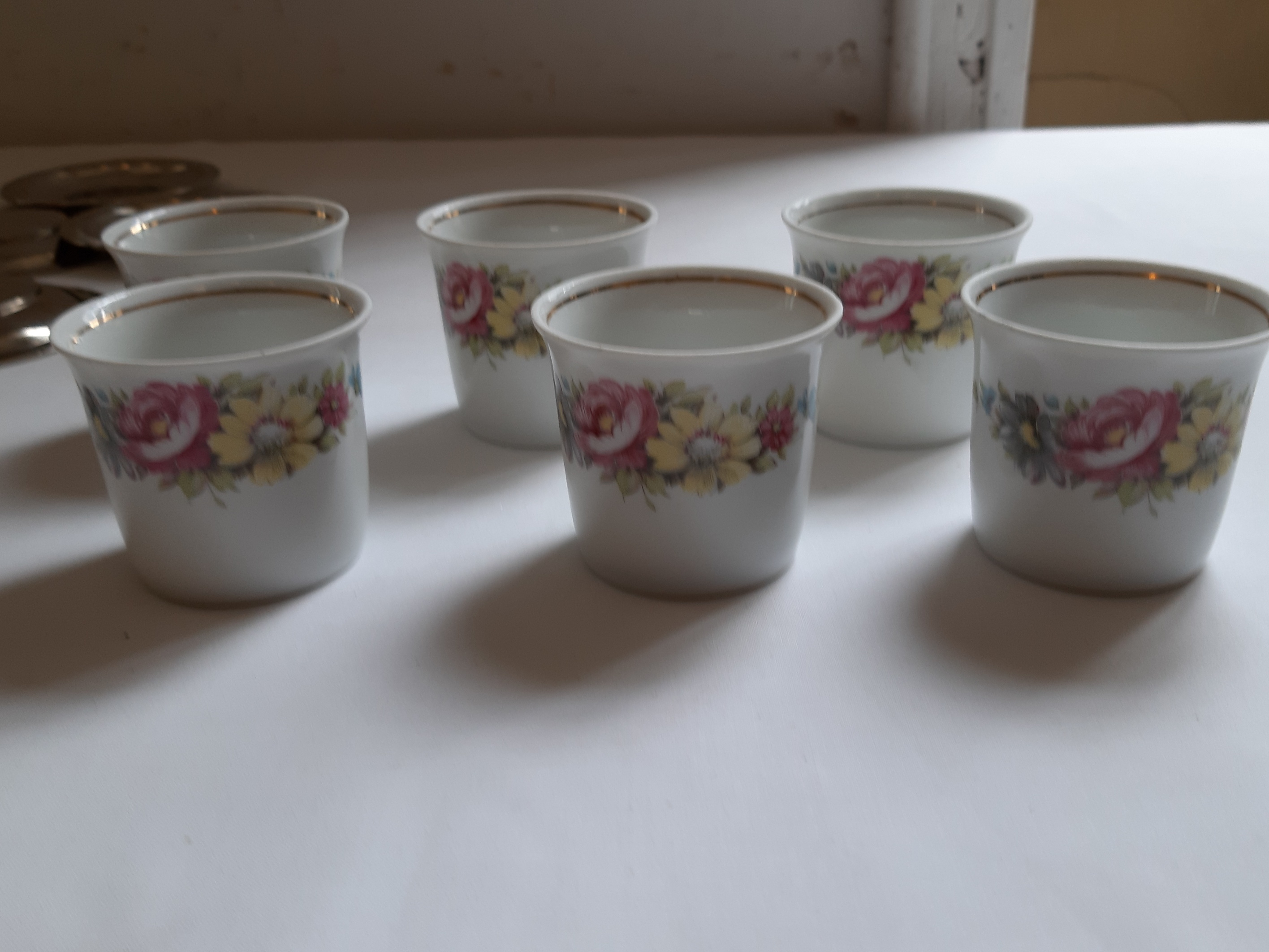 Service à café 6 tasses à Moka / Café en PORCELAINE avec support et soucoupe en ÉTAIN, vintage Bon état - Vue 3 - 