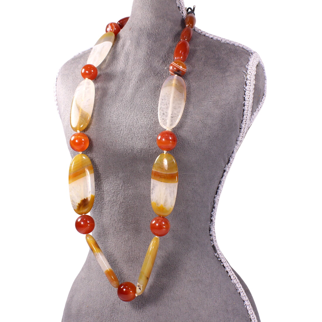 Collier en pierre Bon état -  reconditionné disponible sur Label Emmaüs