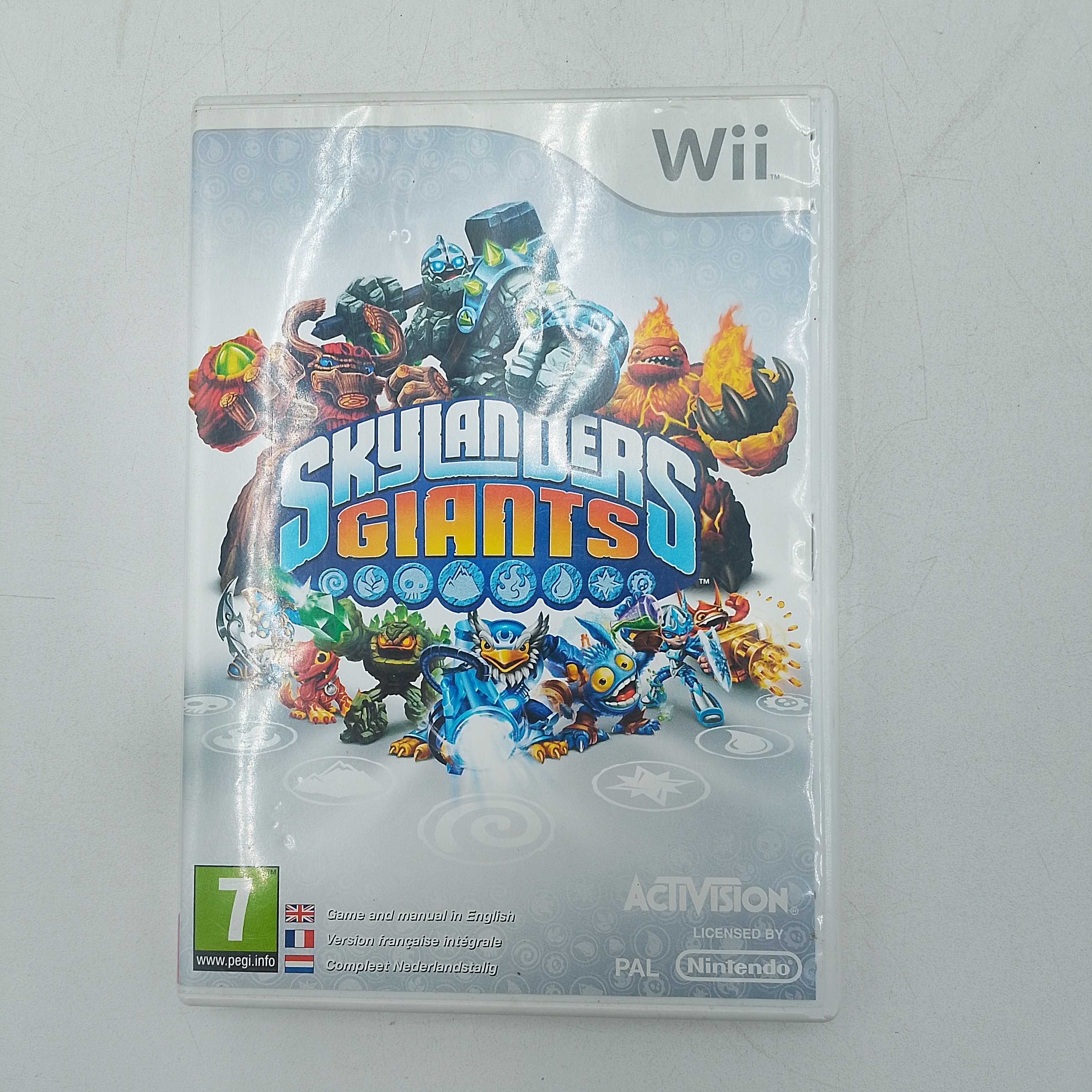 Voir photo 2 de Coffret Skylanders Giants Wii + Portail + 14 figurines dont Dark Spyro Coffret Skylanders Giants Wii + Portail + 14 figurines dont Dark Spyro Bon état - Vue 2 -