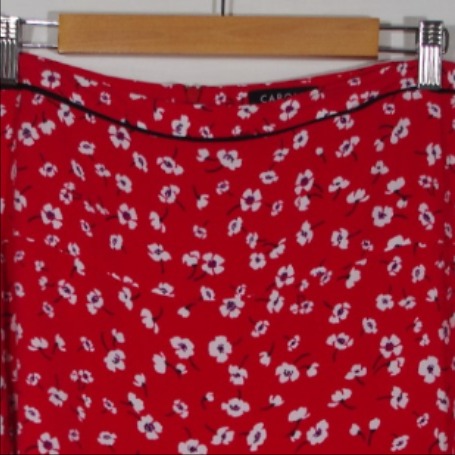 🌺 Jupe Midi Caroll T44- Rouge à Fleurs Blanches- Élégance Fleurie🌺 - Photo 1