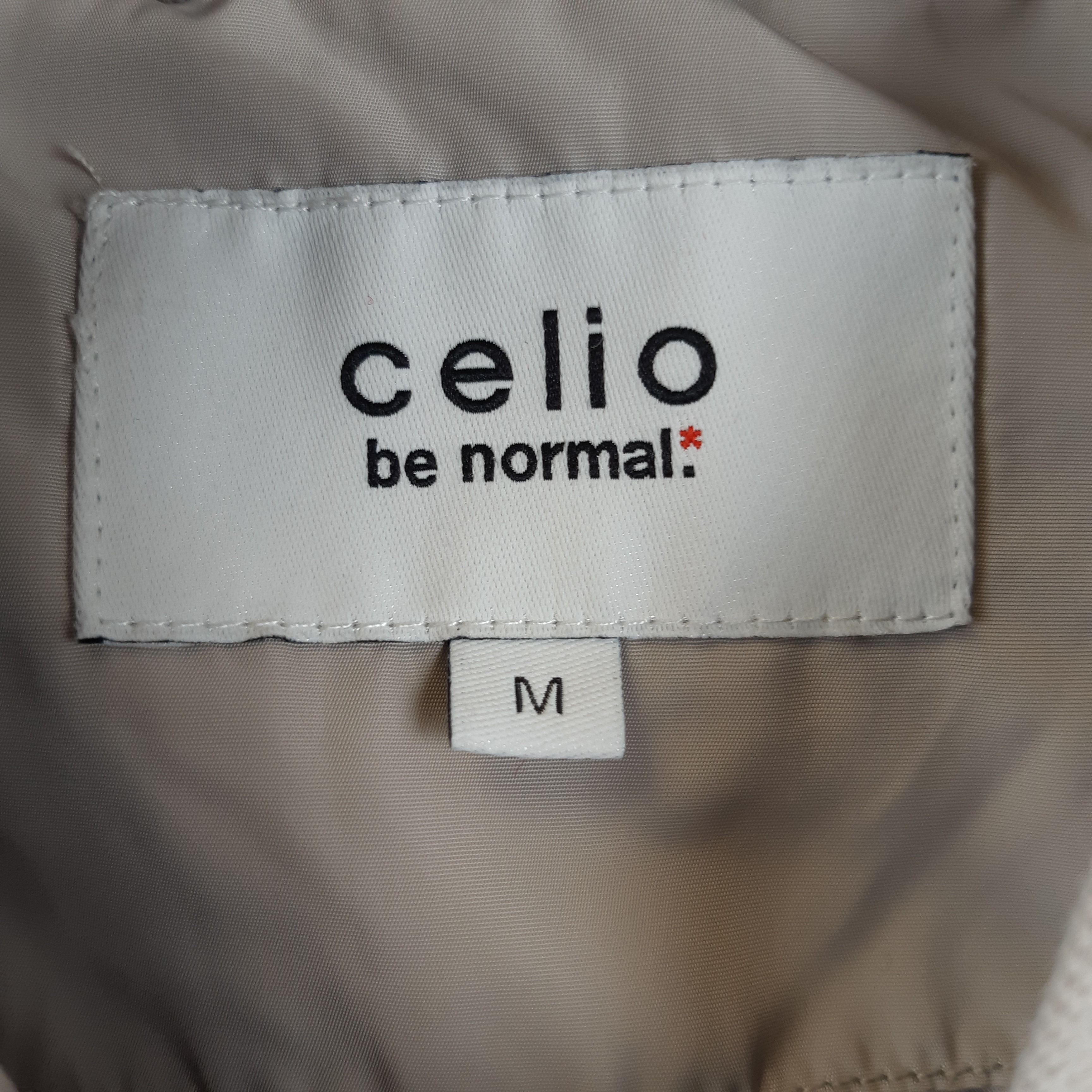 Voir photo 4 de Celio Veste beige gentlemen polyester - Taille M (estimée 44) Celio Veste beige gentlemen polyester - Taille M (estimée 44) Très bon état - Vue 4 -