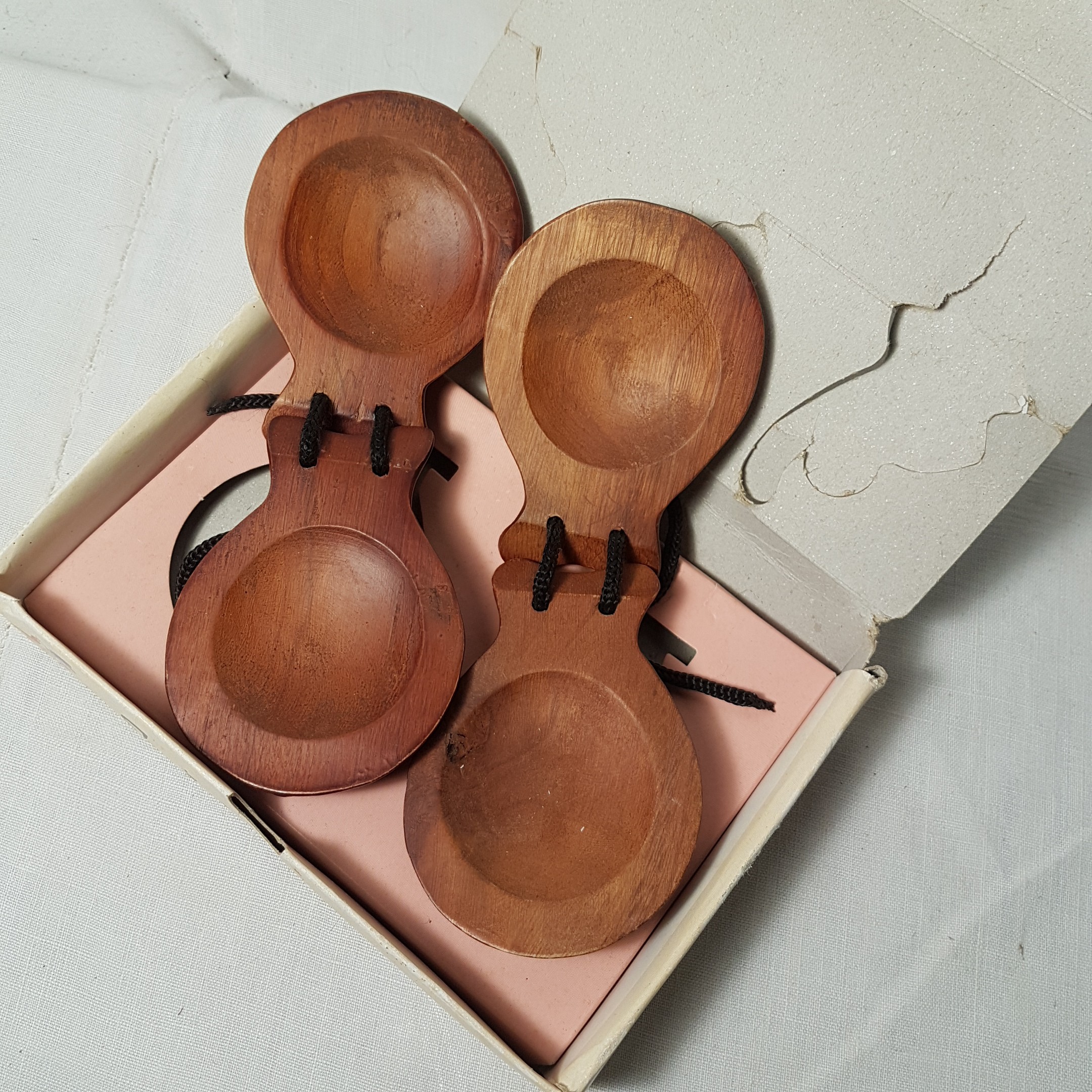 Castagnettes espagnoles vintage en bois Très bon état - Vue 2 - 