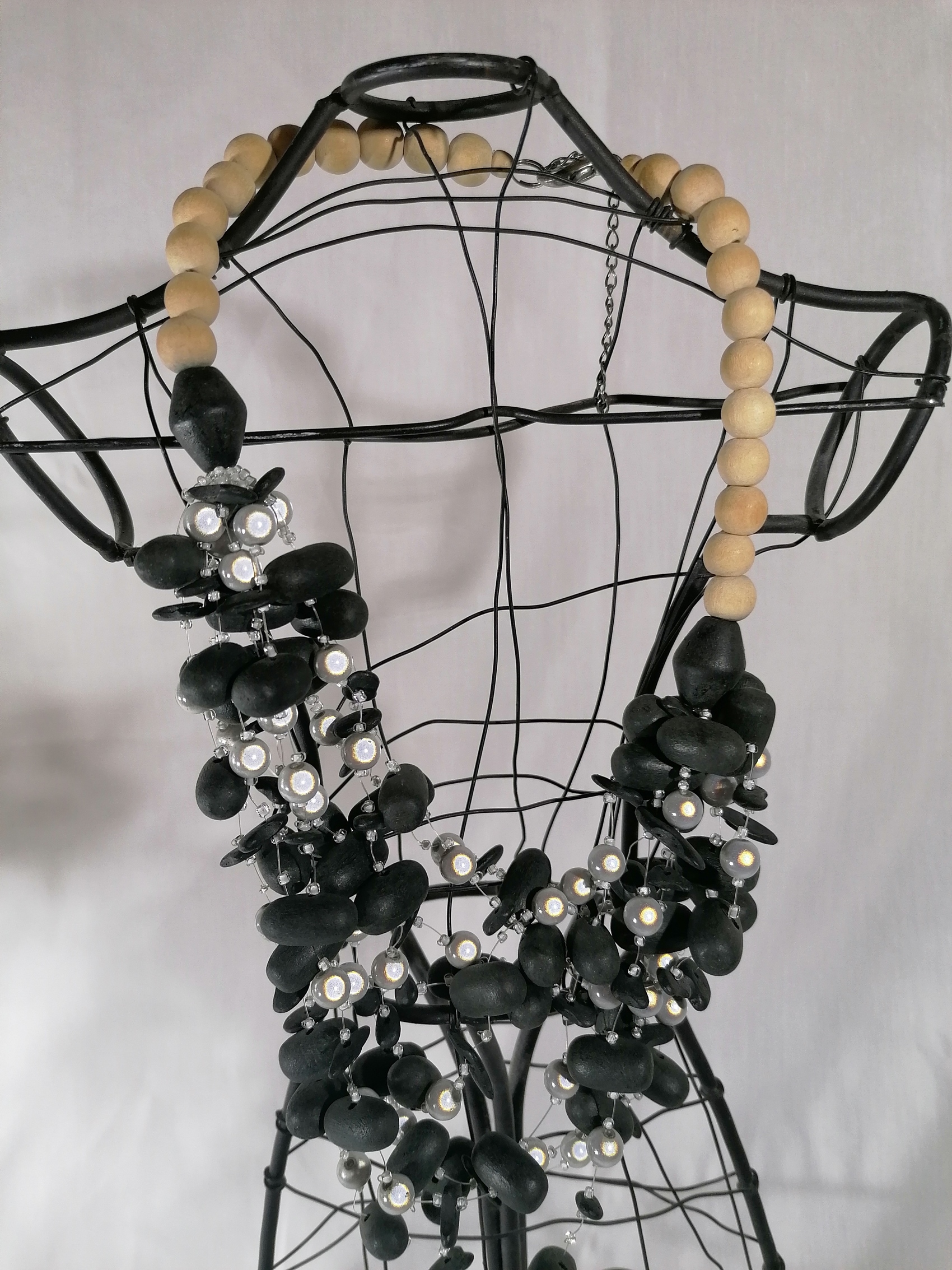 Collier artisanal perle en bois  Très bon état -  reconditionné disponible sur Label Emmaüs