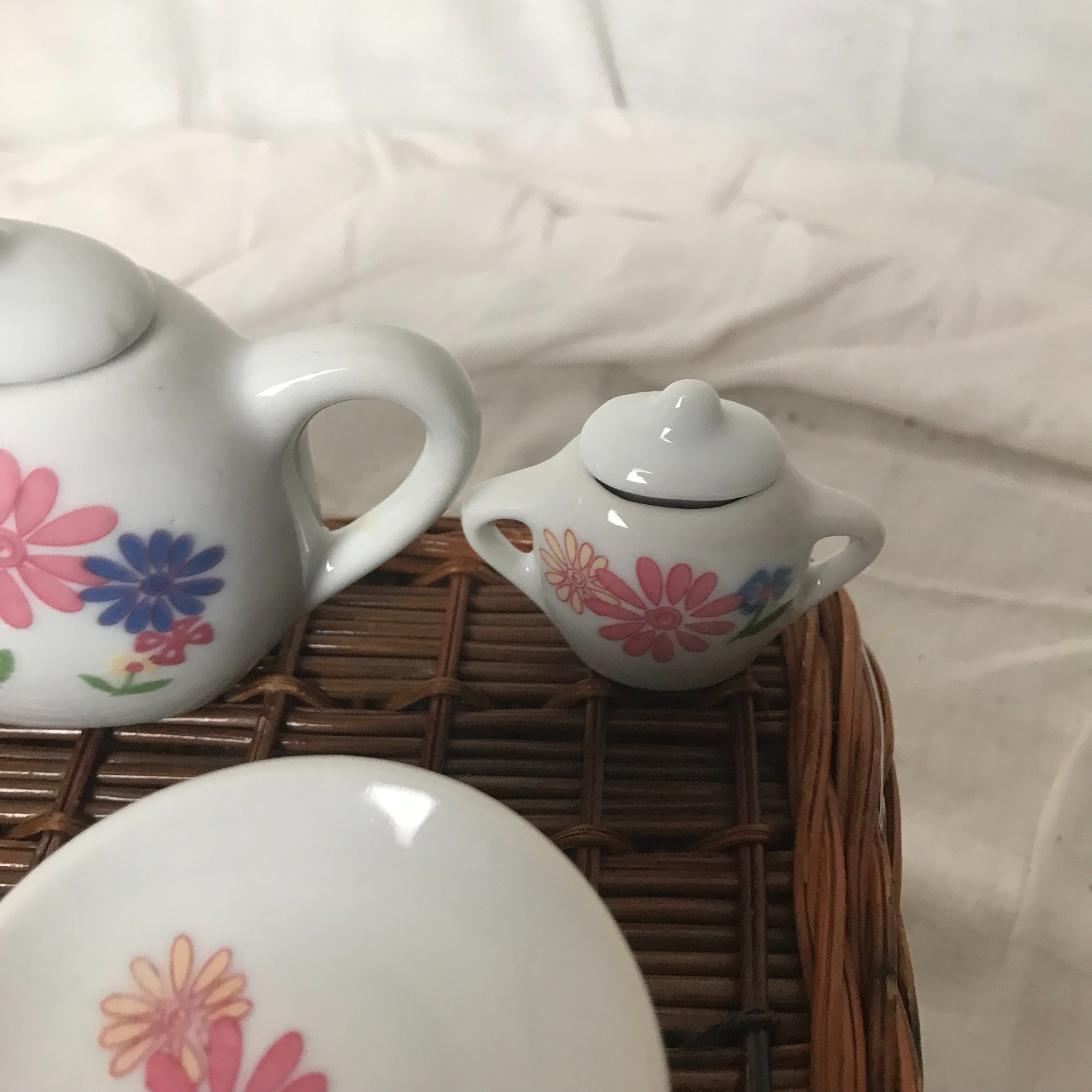 Voir photo 3 de Dinette pour enfants dans un panier en osier Dinette pour enfants dans un panier en osier Très bon état - Vue 3 -