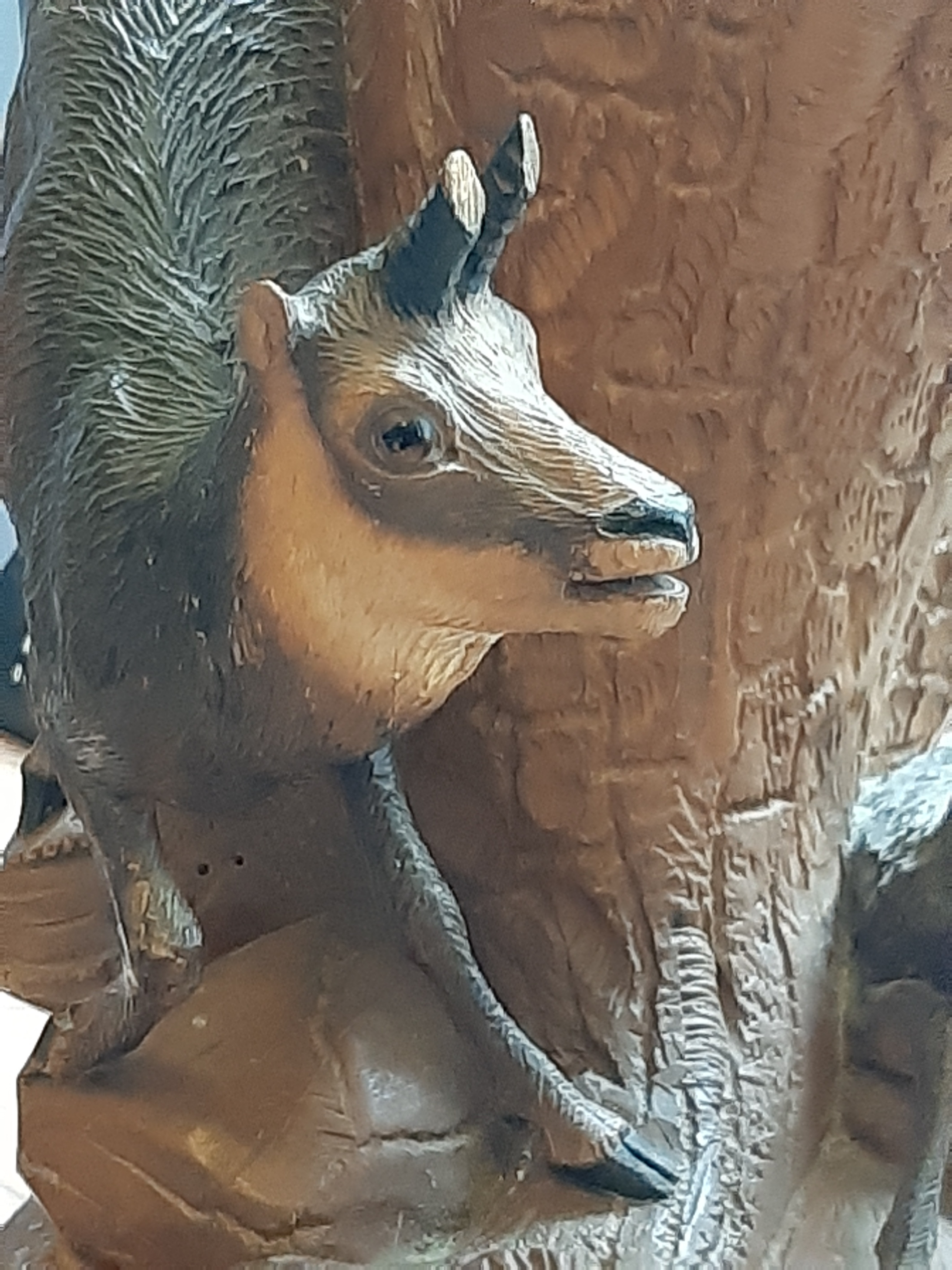 Sculpture en bois de la Forêt Noire, représentant une biche et son petit, autour d'arbre avec ouverture sur le haut du tronc d'arbre. - Photo 7