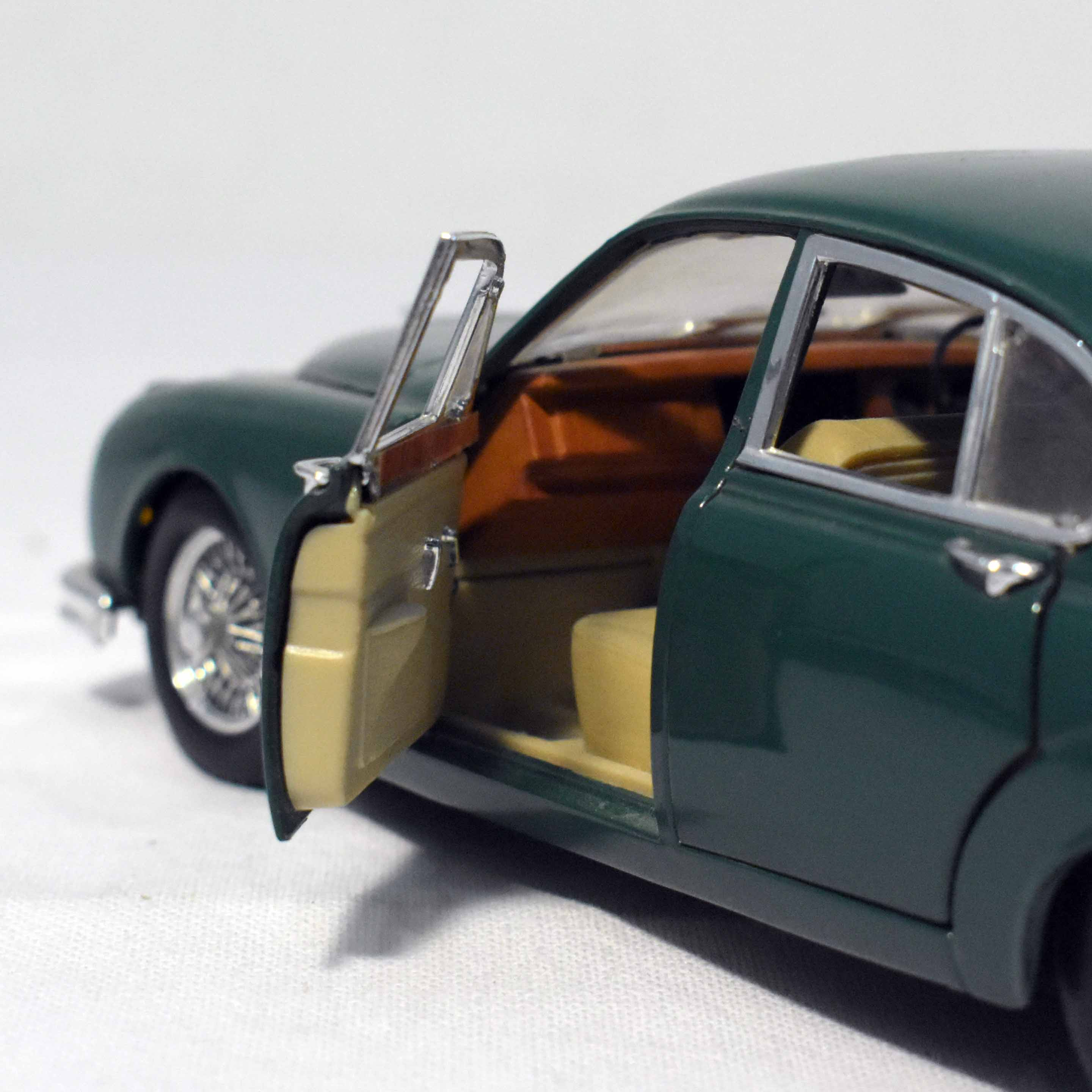 Modèles Réduits 1/18eme - Maisto® - Dodge Viper GT2 & Jaguar Mark II  - Vue 12 - 