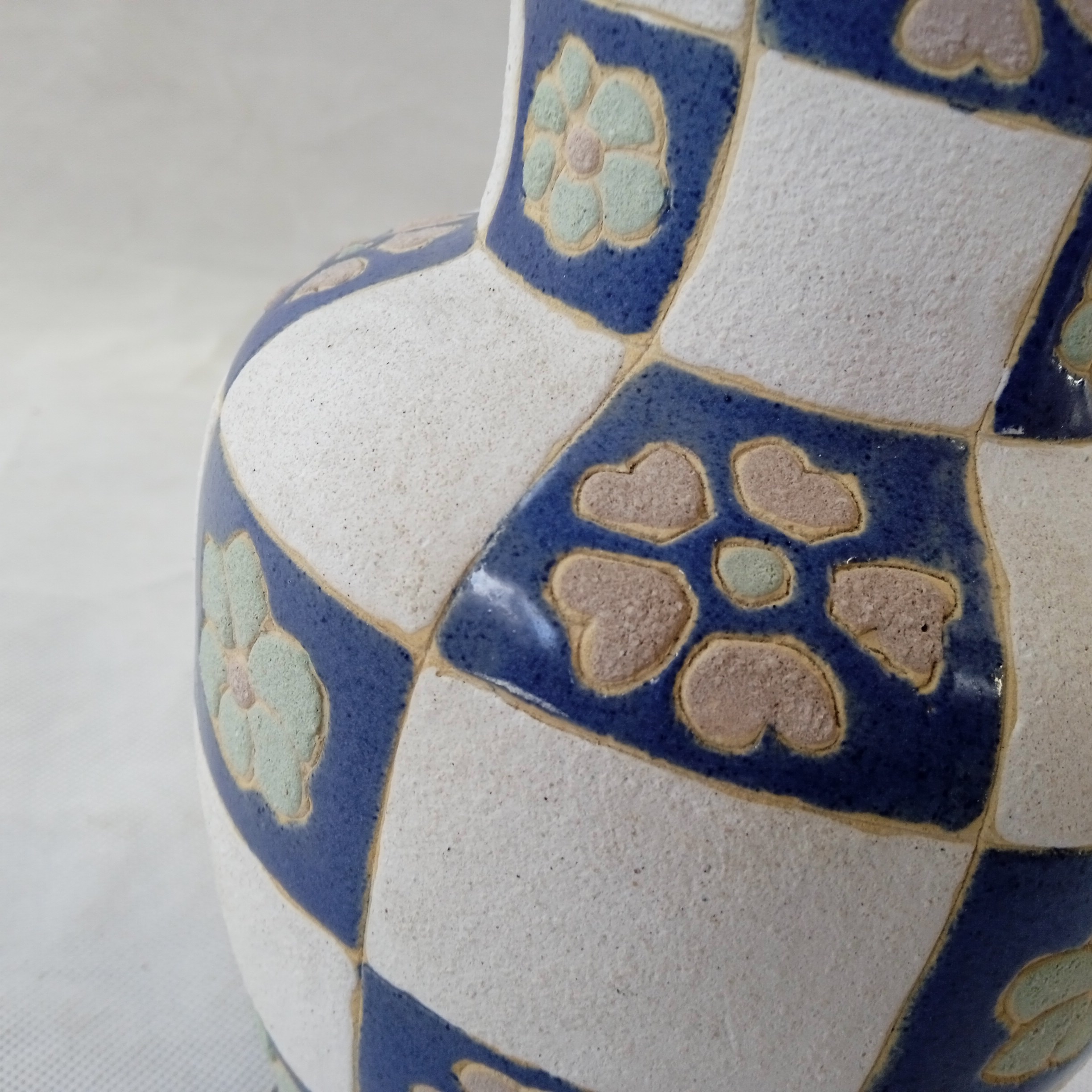 Voir photo 2 de Gros vase en céramique poterie damier fait main Art Déco vintage Gros vase en céramique poterie damier fait main Art Déco vintage Très bon état - Vue 2 -