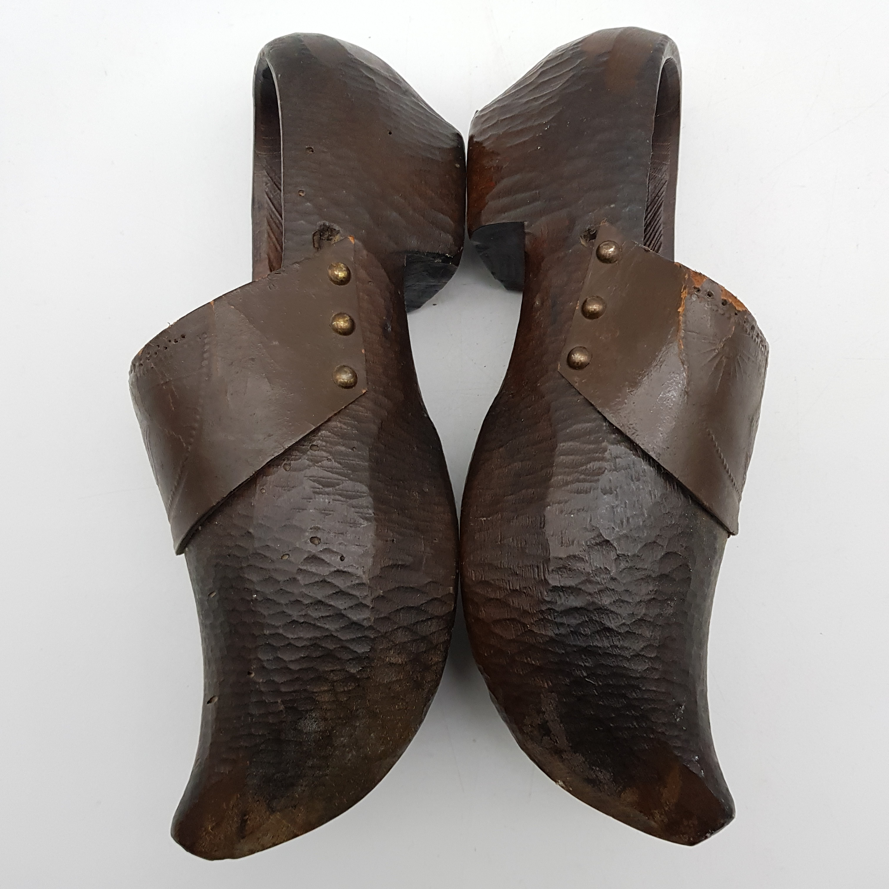 Sabot Ancien, ancienne paire de sabots, sabots en bois et cuir frappé - Bon état - Photo 4