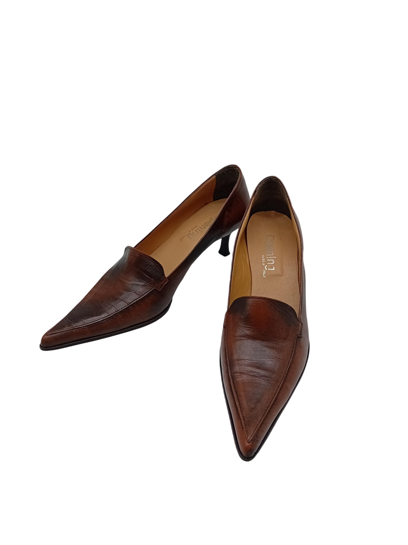 Acheter Escarpins Cuir Marron Pointus Opening Taille 40 (T4965) Très bon état - 32,00 € Escarpins Cuir Marron Pointus Opening Taille 40 (T4965) Très bon état - reconditionné disponible sur Label Emmaüs