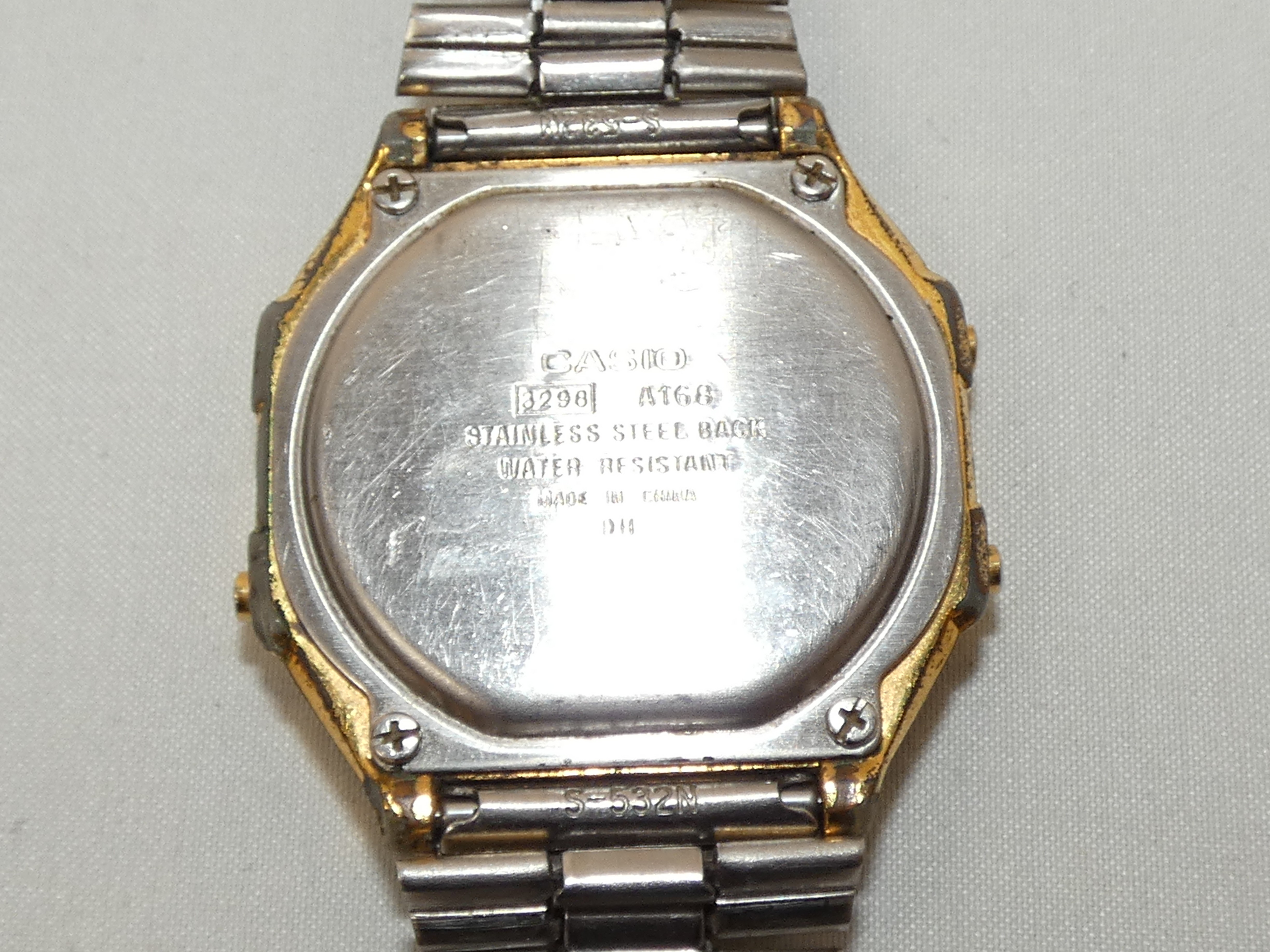 Montre quartz vintage de marque CASIO A168  - Vue 5 - 