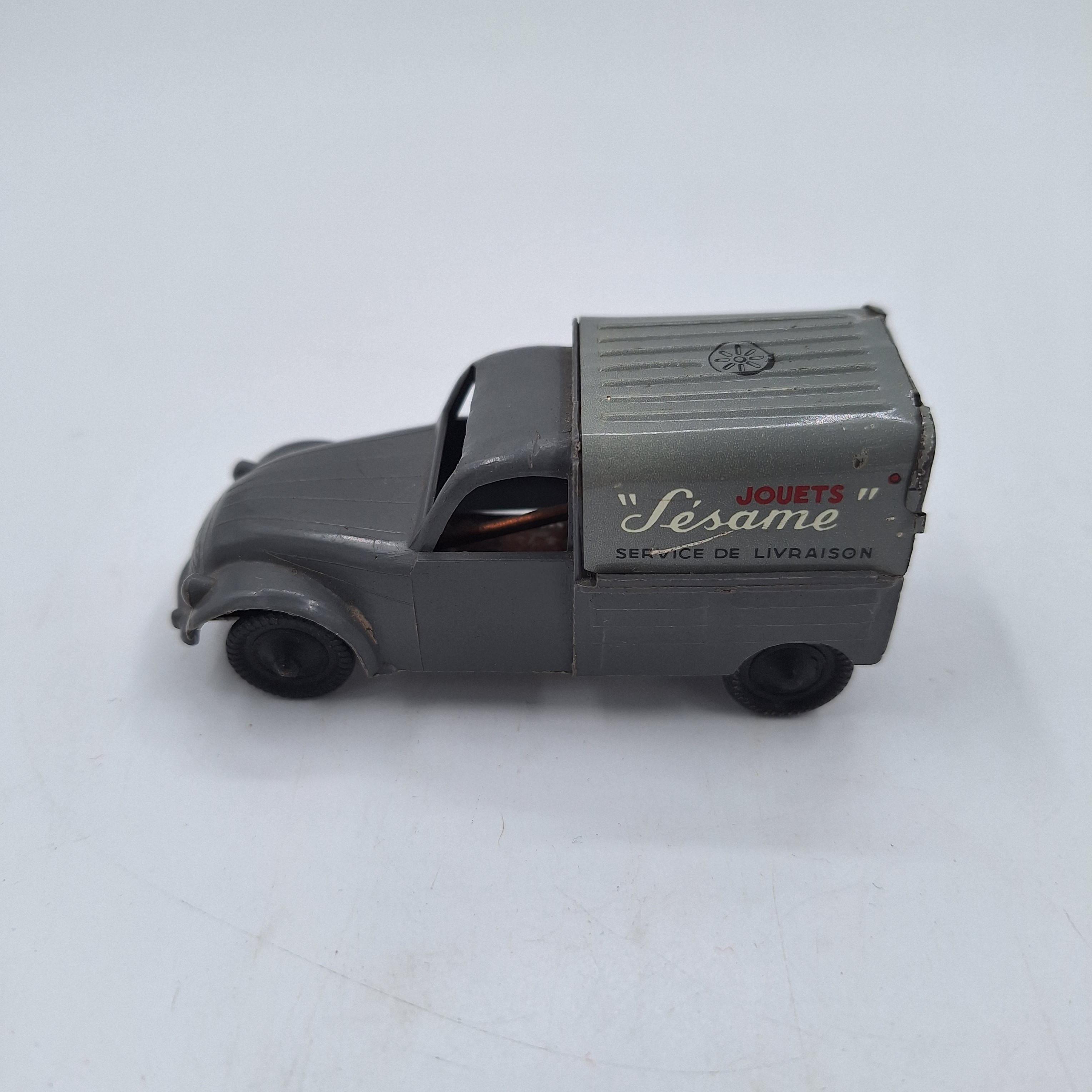 Jouet miniature. 2 CV Citroën fourgonnette grise. Sésame 60’s. Publicitaire « jouets Sésame ».  - Vue 2 - 