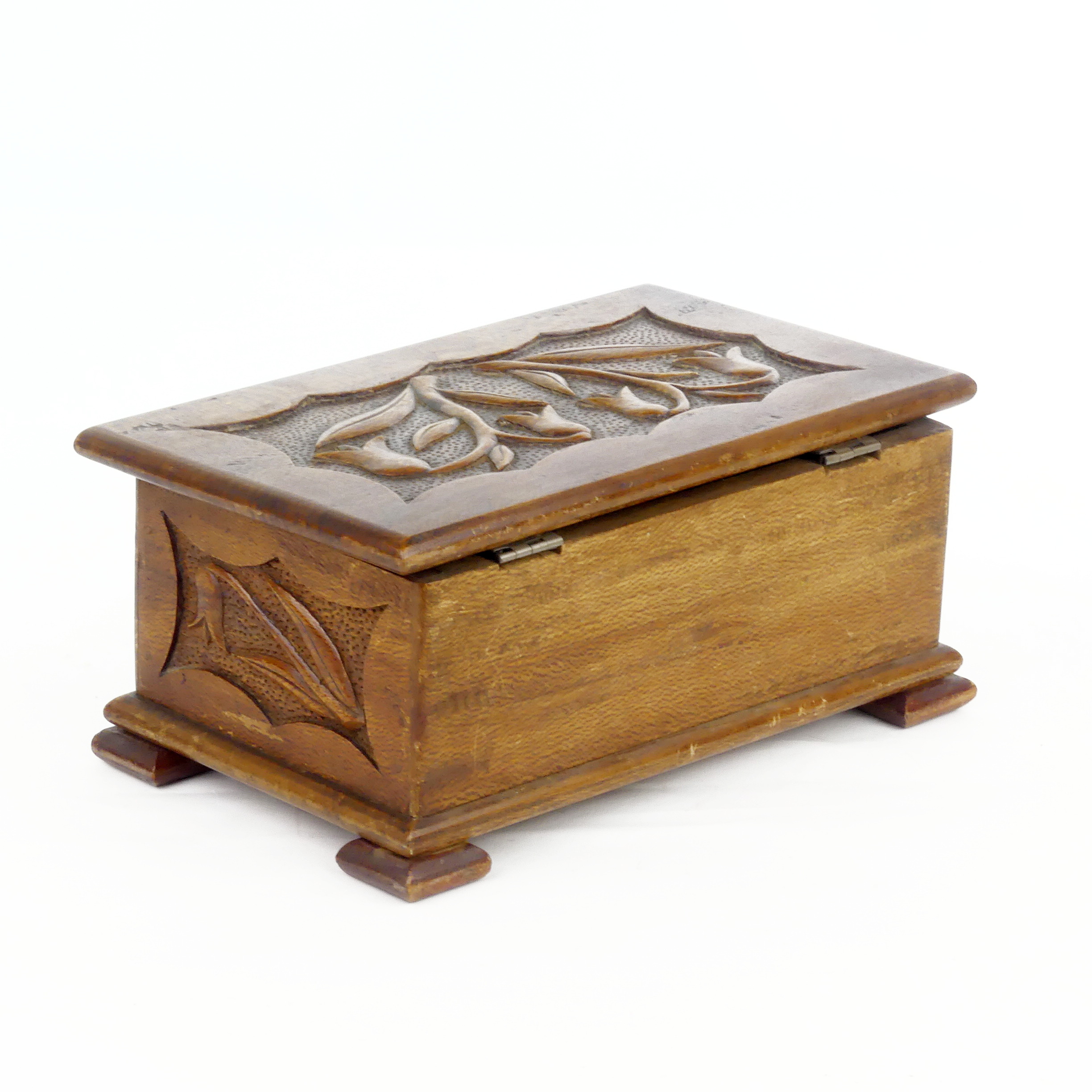 Boîte en bois sculpté à décor de tulipes - Photo 3