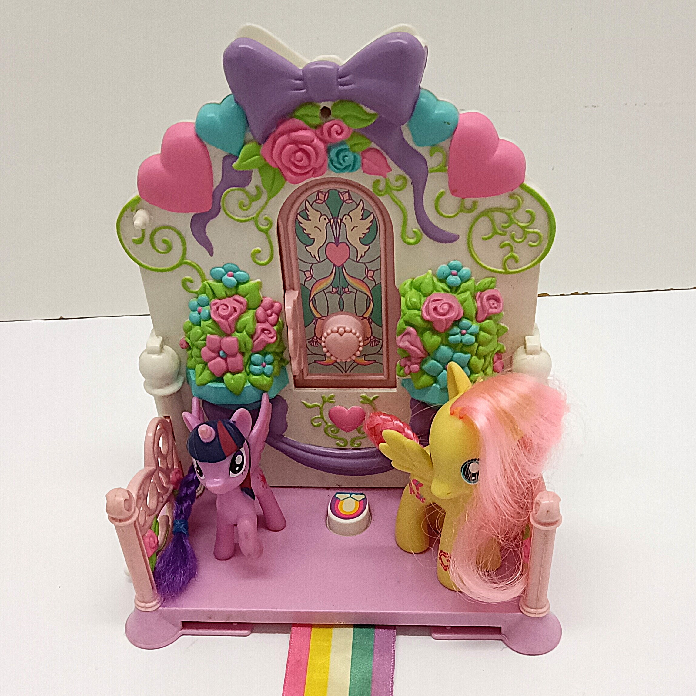 Voir photo 5 de Chapelle My Little Pony avec décor floral et deux figurines de remplacement Chapelle My Little Pony avec décor floral et deux figurines de remplacement Bon état - Vue 5 -