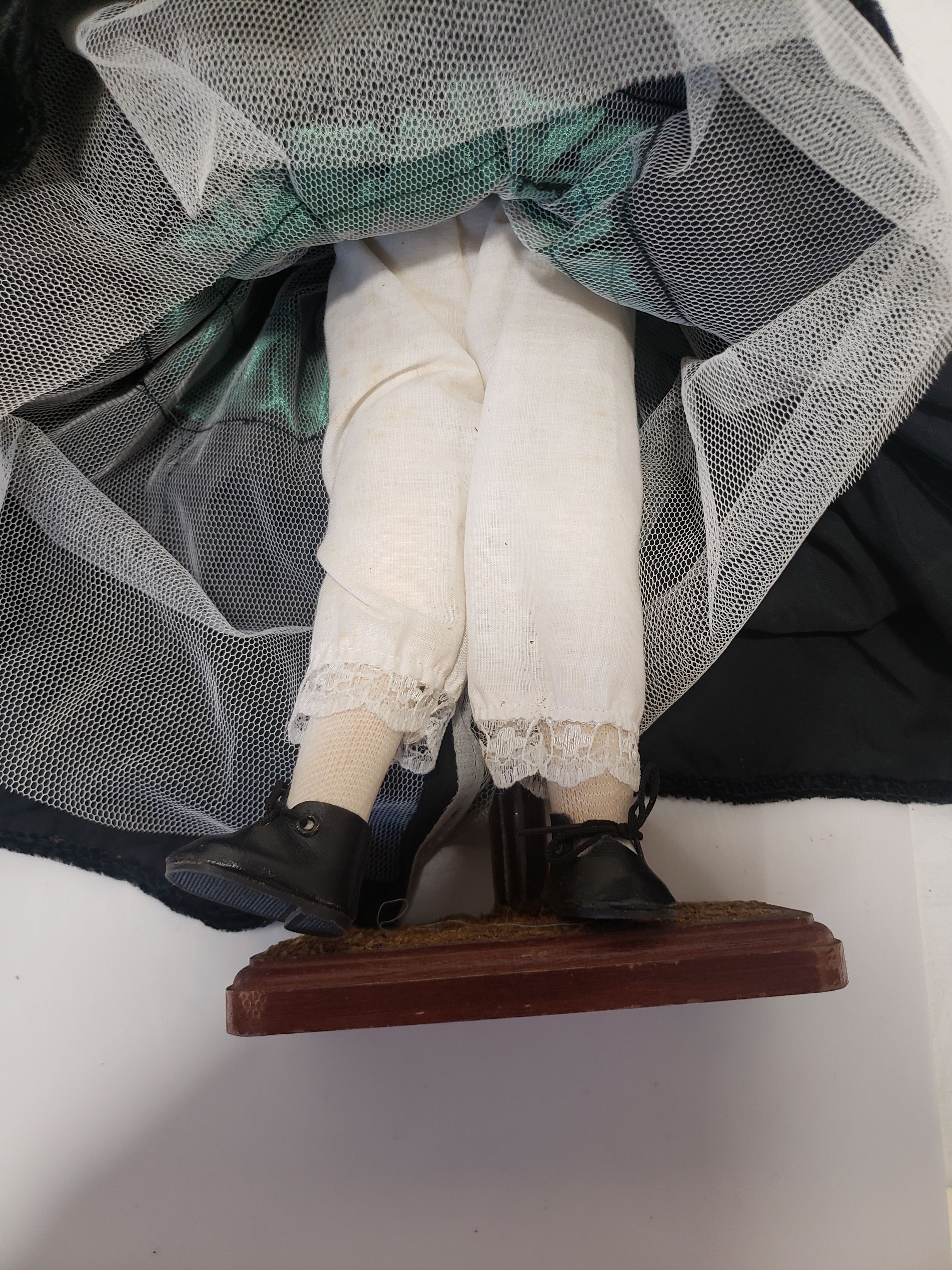 Poupée porcelaine et tissu sur son pied - Bon état - Photo 5