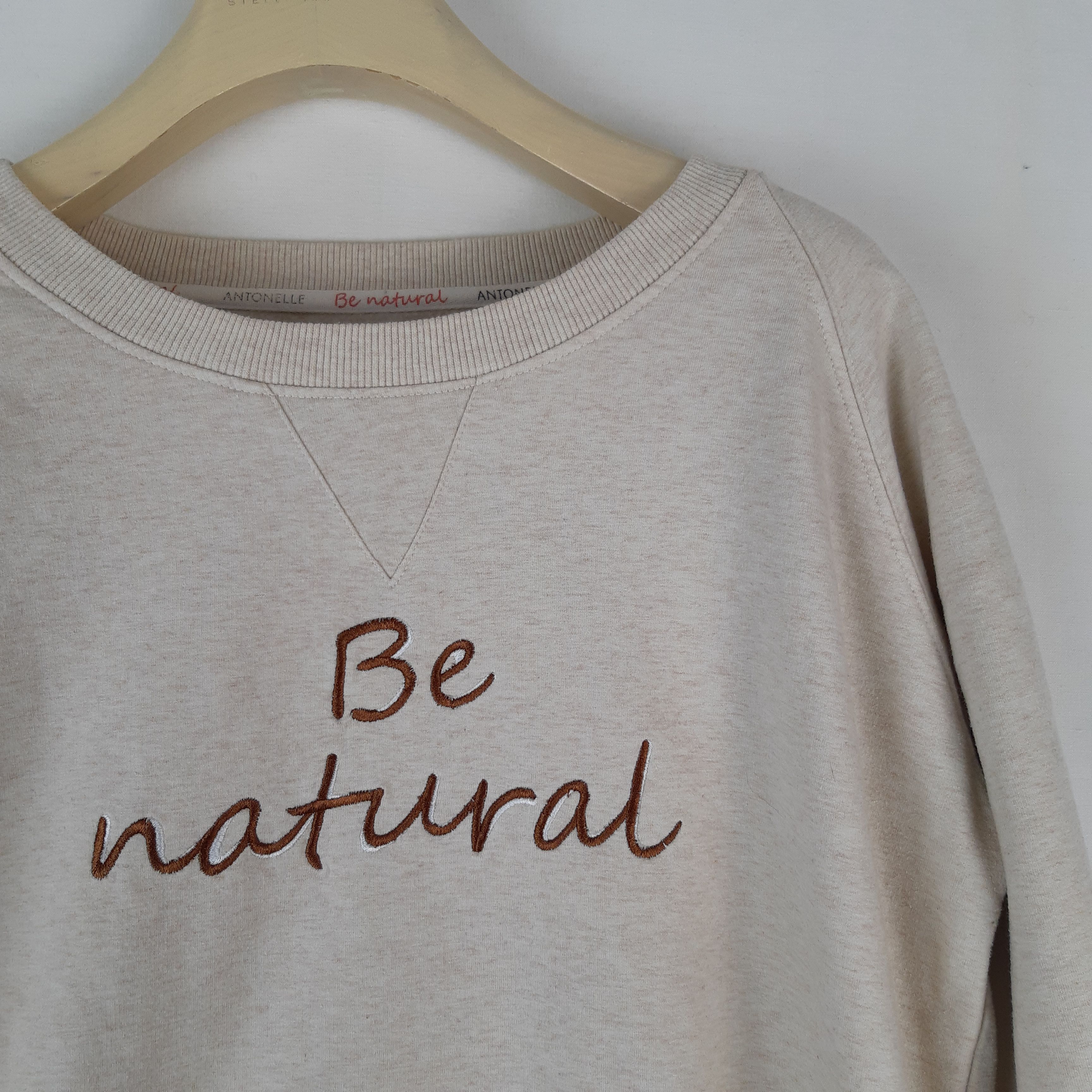 Voir photo 2 de Antonelle - Sweat beige sable - Taille 2 mesures Poitrine= 51 Longueur= 60 Antonelle - Sweat beige sable - Taille 2 mesures Poitrine= 51 Longueur= 60 Très bon état - Vue 2 -