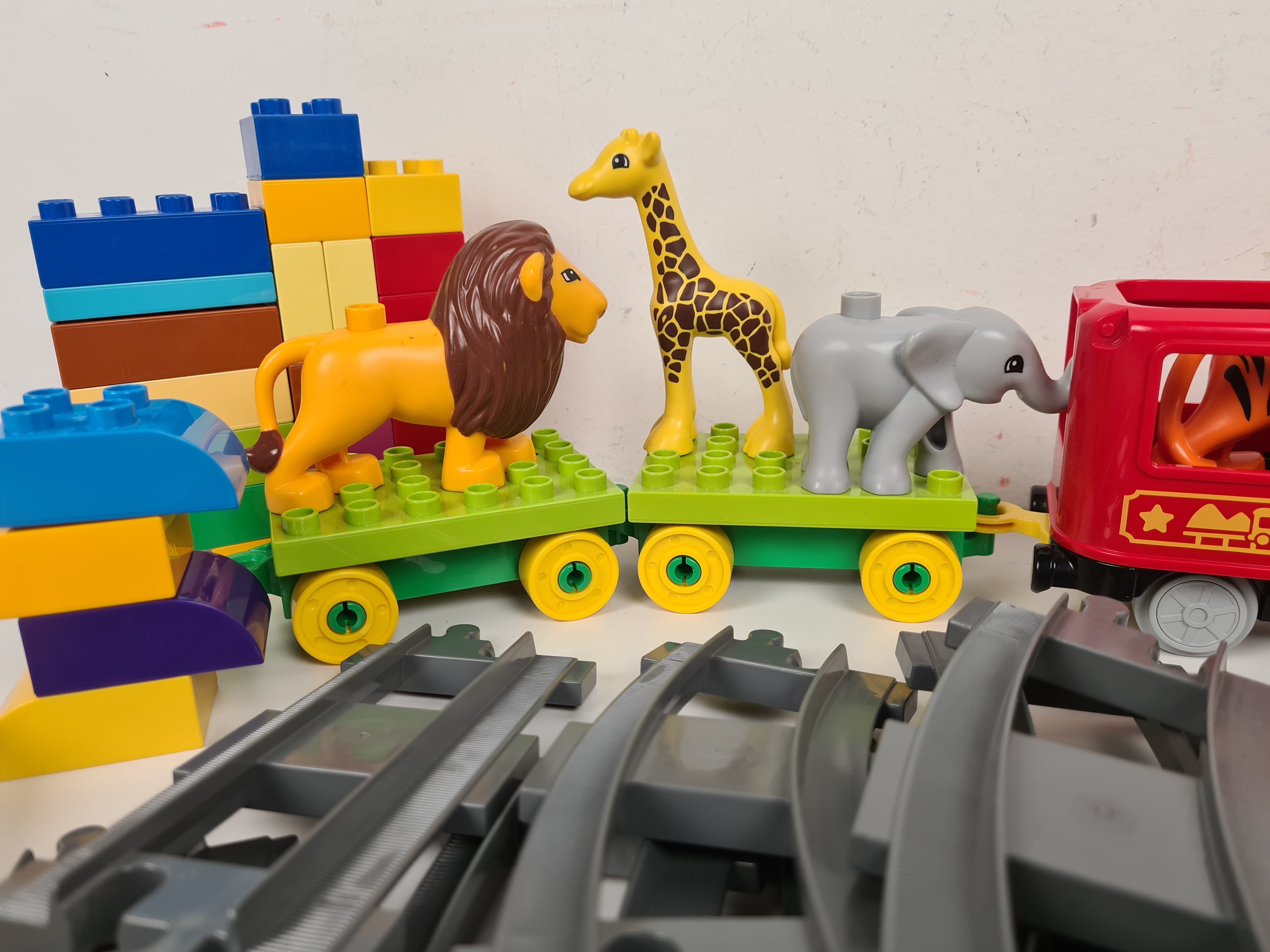 Lego Duplo - Sachet 1kg de blocs de construction en vrac avec 1train, 1 personnage et des animaux- +12 mois - Photo 4