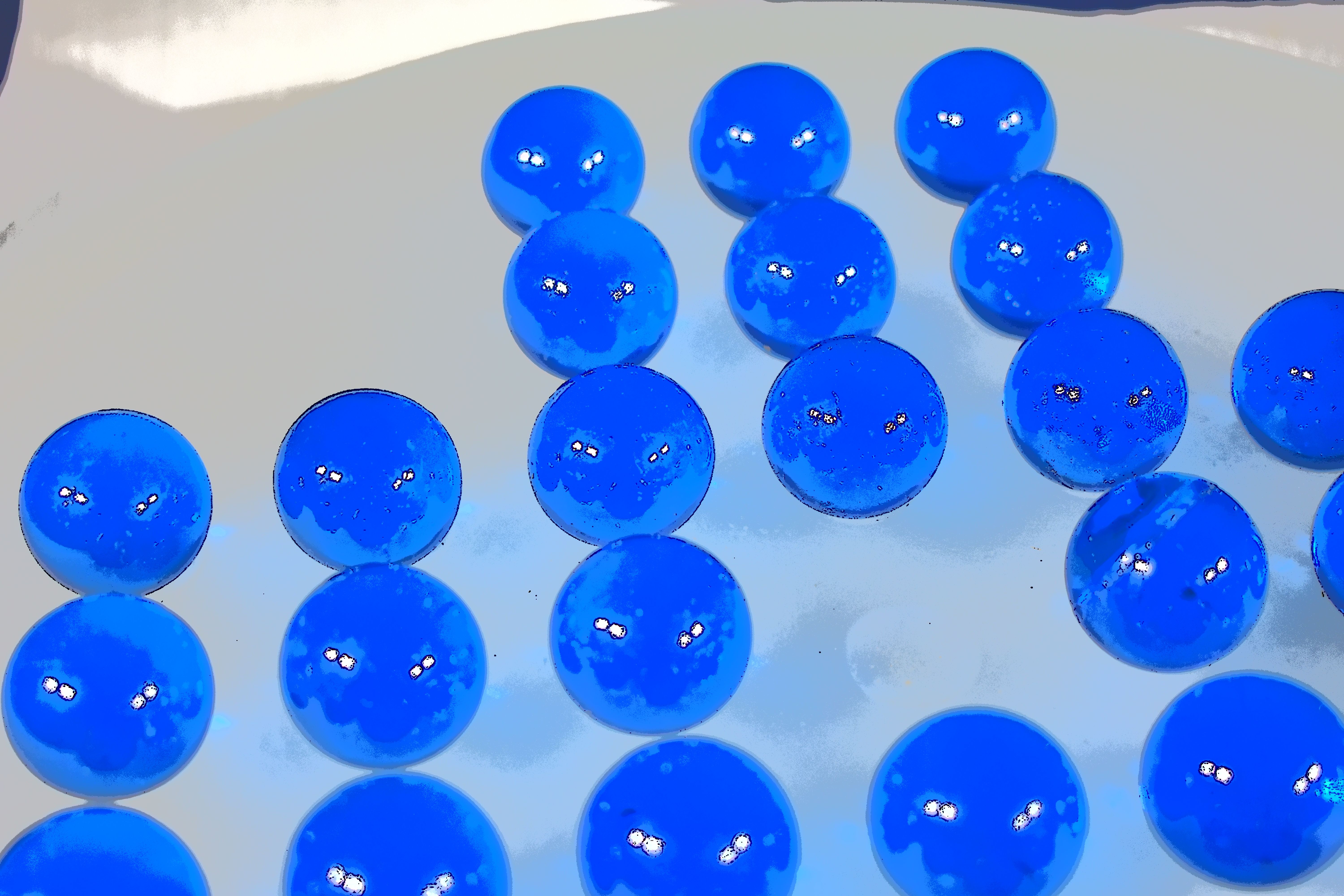 Solitaire en verre translucide avec billes en verre bleu, diamètre 30 cm. Bon état - Vue 7 - 