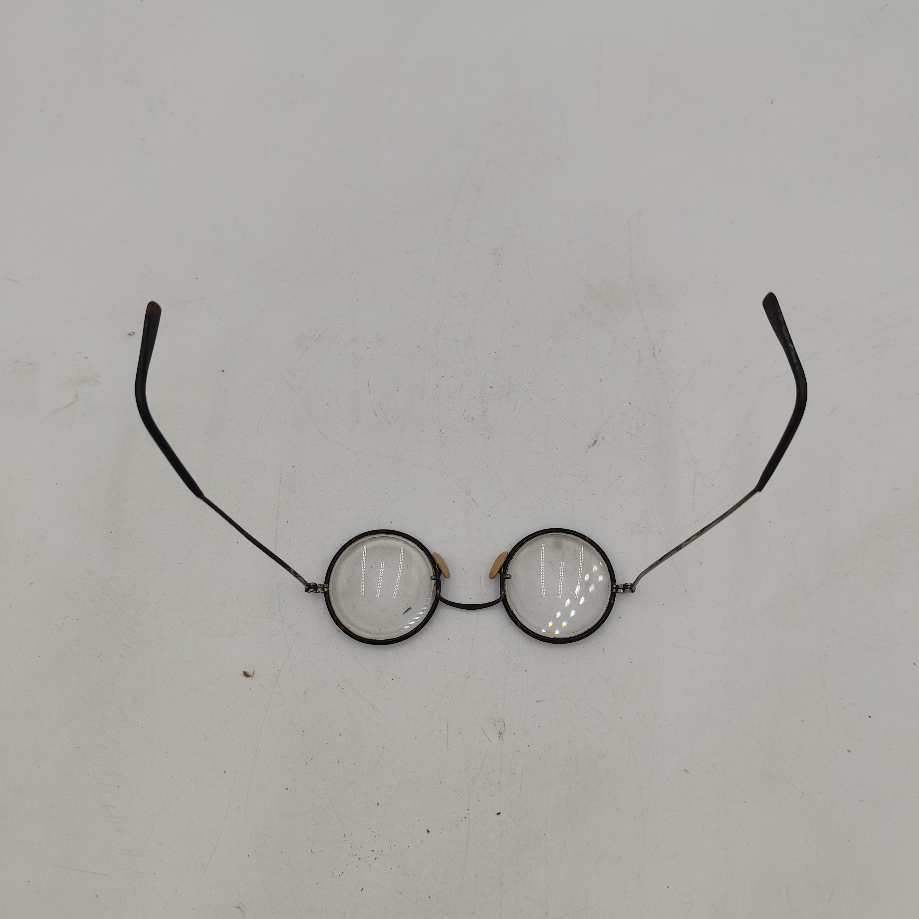 Vieilles paire de lunettes rondes État correct - Vue 2 - 