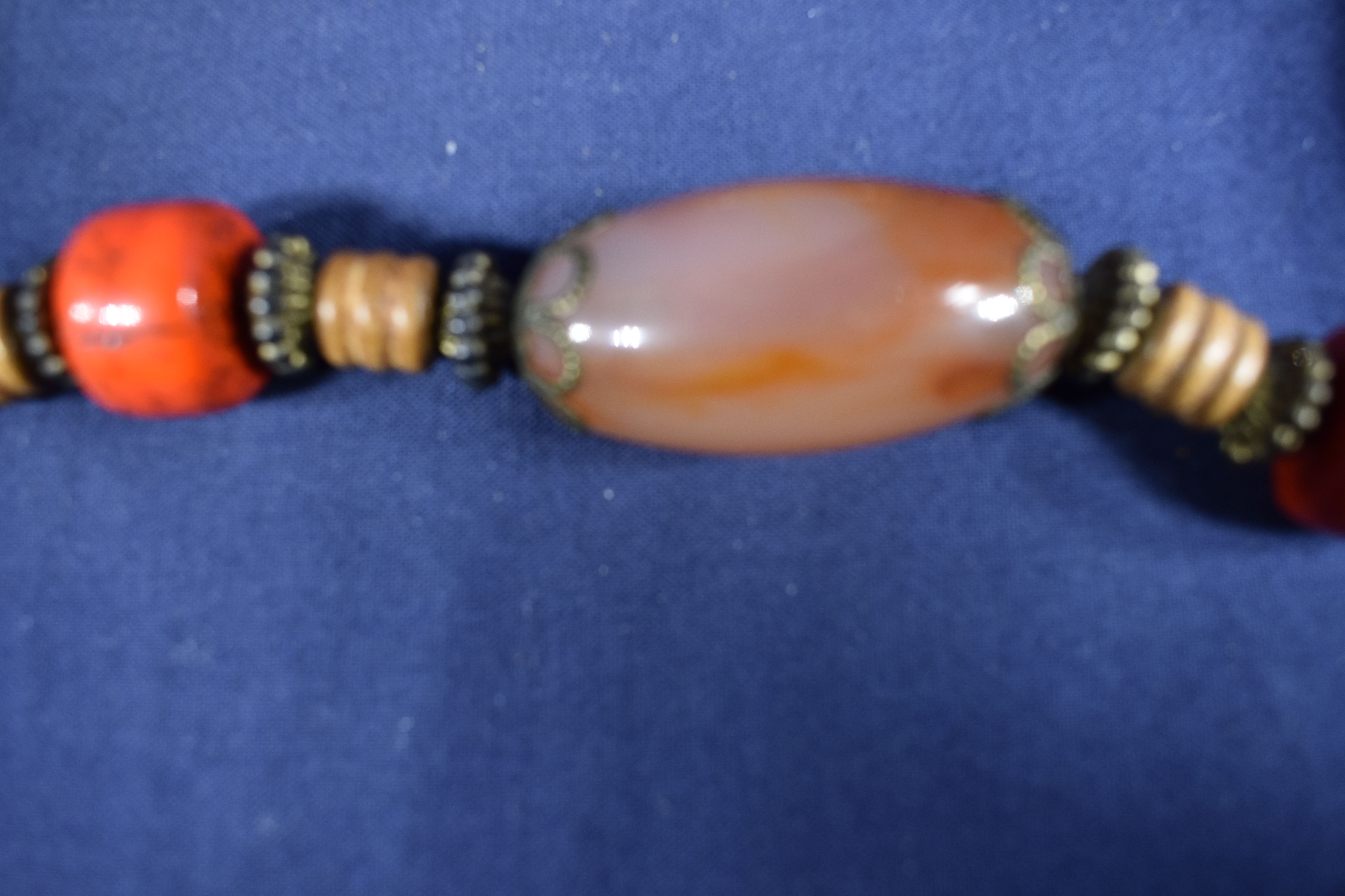 2 colliers à grosses perles en pierre et résine. Longueur 25 cm Bon état - Vue 2 - 
