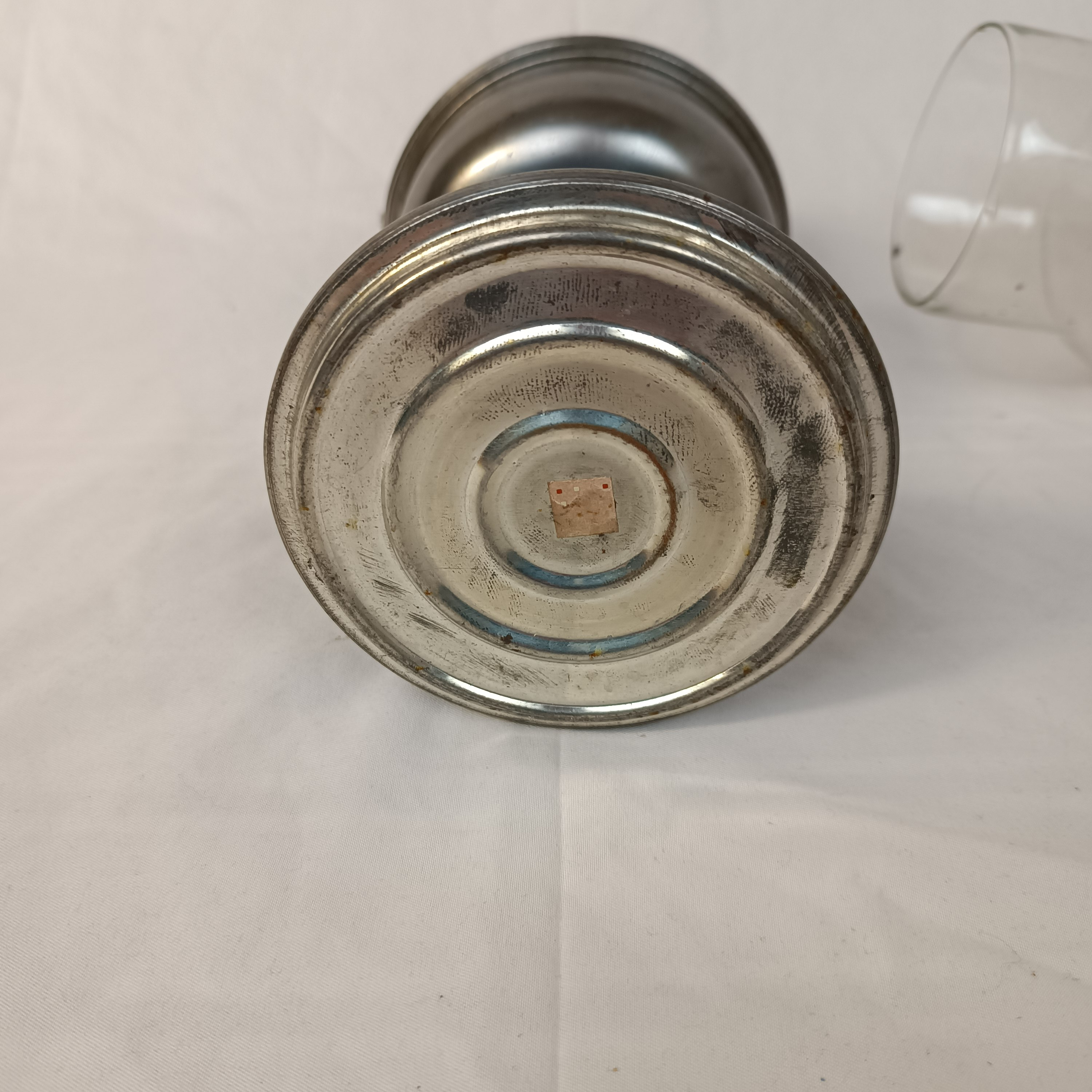 Ancienne lampe à pétrole avec base en métal Bon état - Vue 4 - 