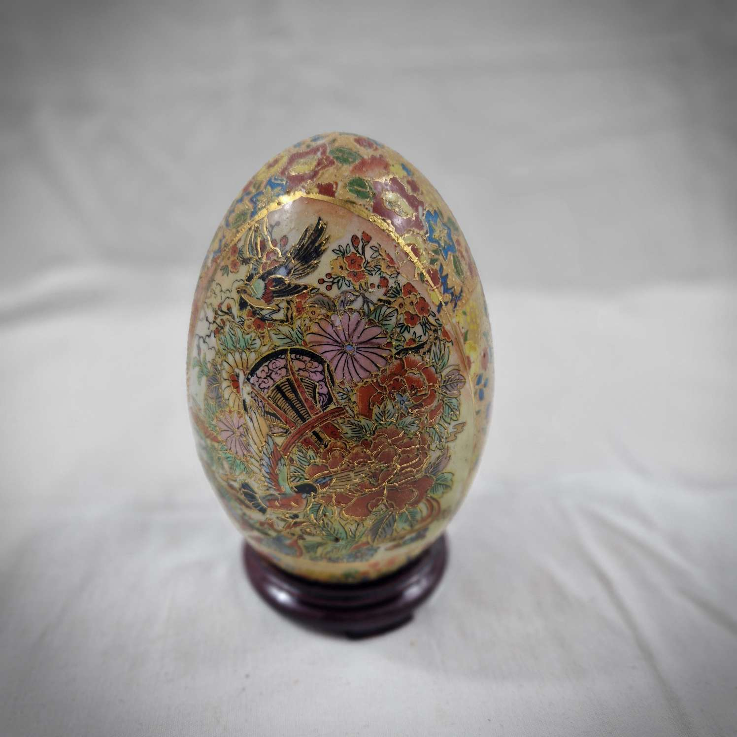 Oeuf en porcelaine avec décor chinois sur socle - Photo 4