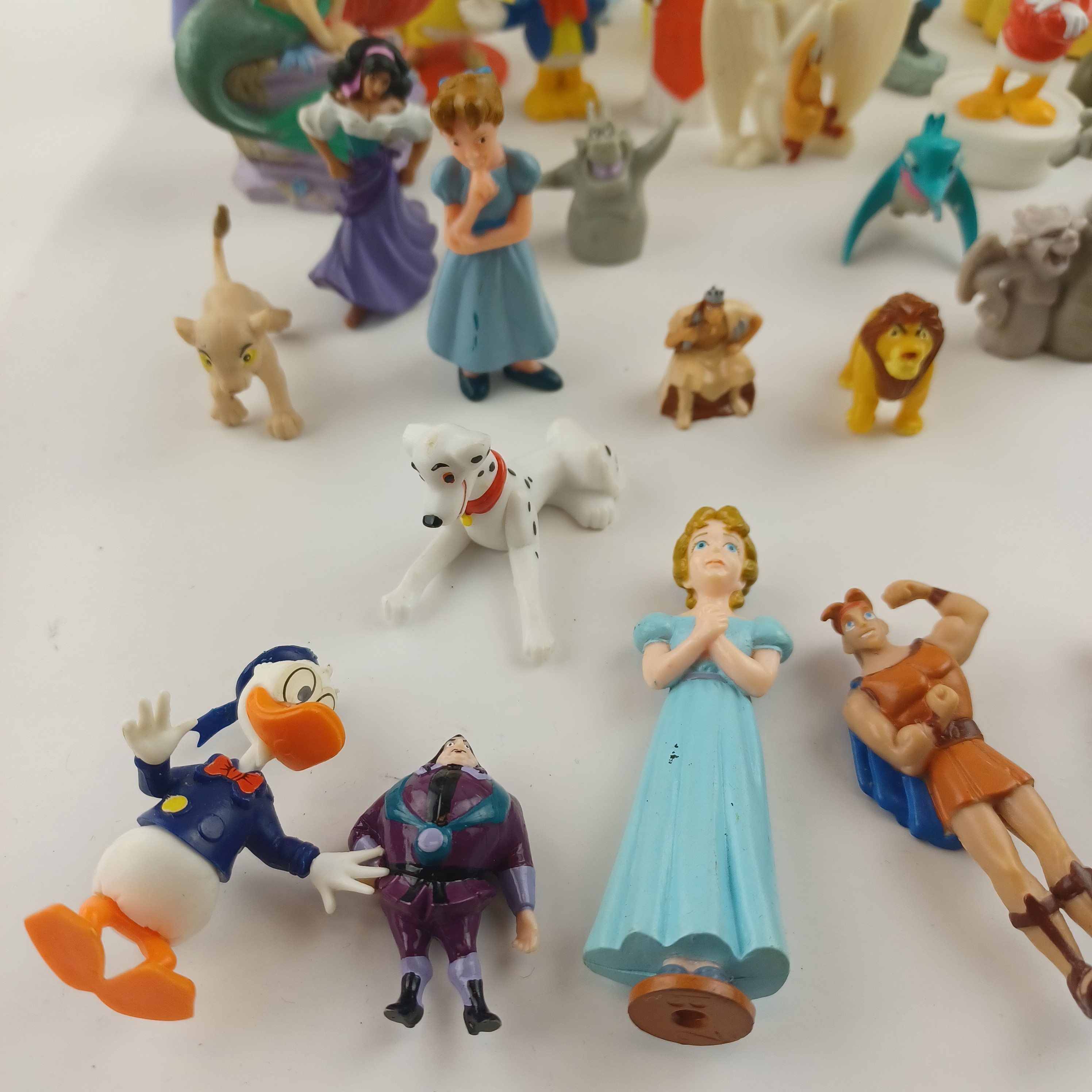 Lot de 34 figurines Disney (La belle et la Bête, Hercules, La reine des Neiges, Picsou, Notre dame de Paris, Peter Pan, La petite sirène, les 101 Dalmatiens, Pocahontas, Le Roi Lion, Anastasia, Blanche Neige et Bambi) Très bon état - Vue 6 - 