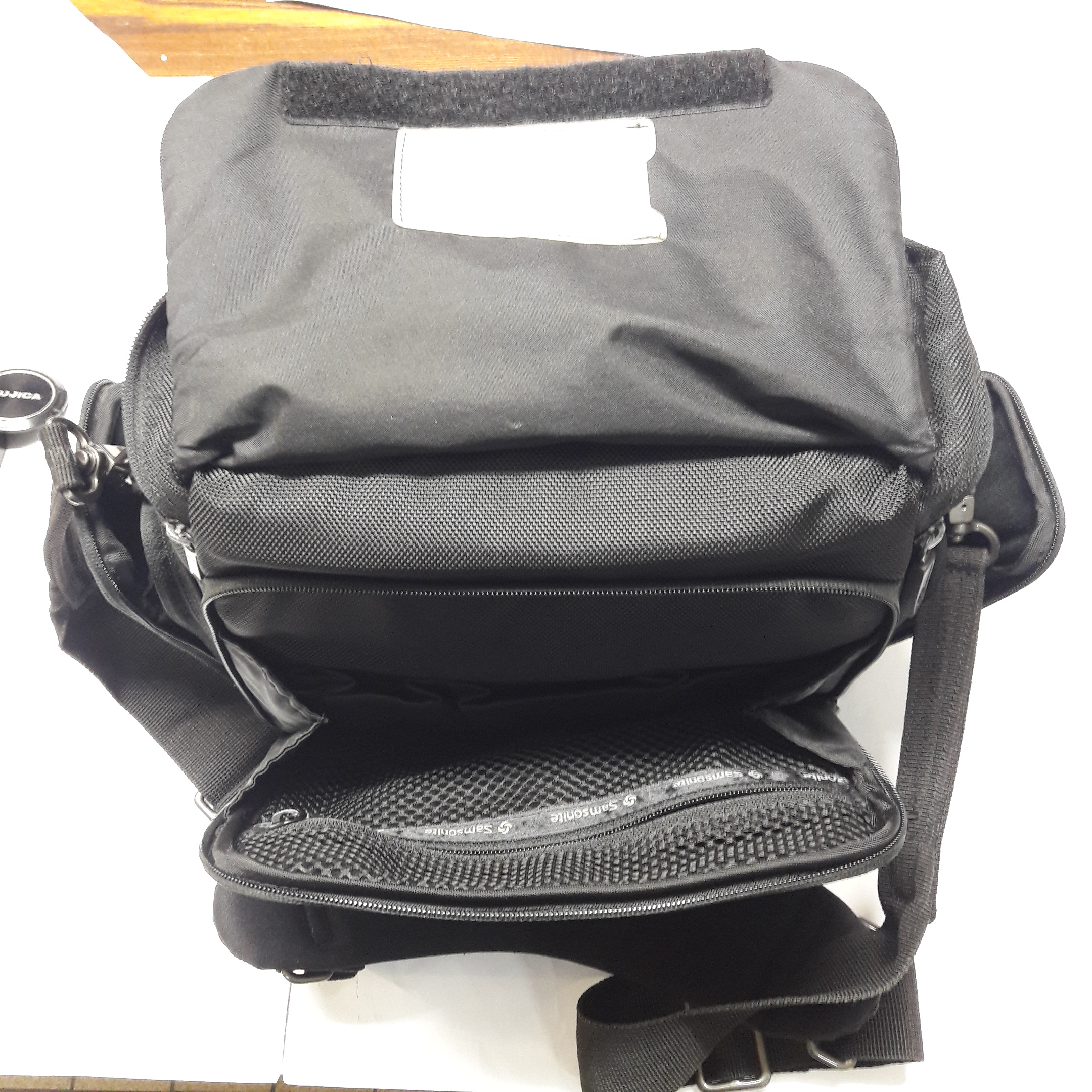 Voir photo 9 de SAC APPAREIL PHOTO SAMSONITE + obturateur fujica+ pare soleil + boite de rangement pour peliculle (sony ) SAC APPAREIL PHOTO SAMSONITE + obturateur fujica+ pare soleil + boite de rangement pour peliculle (sony ) État correct - Vue 9 -