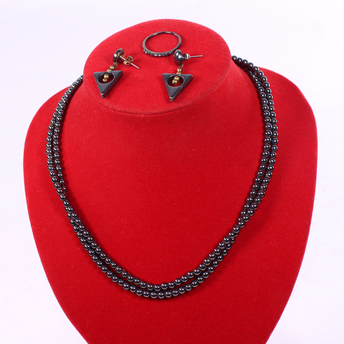 Voir photo 2 de Collier double-rang en hématite + boucles d'oreille Collier double-rang en hématite + boucles d'oreille Bon état - Vue 2 -