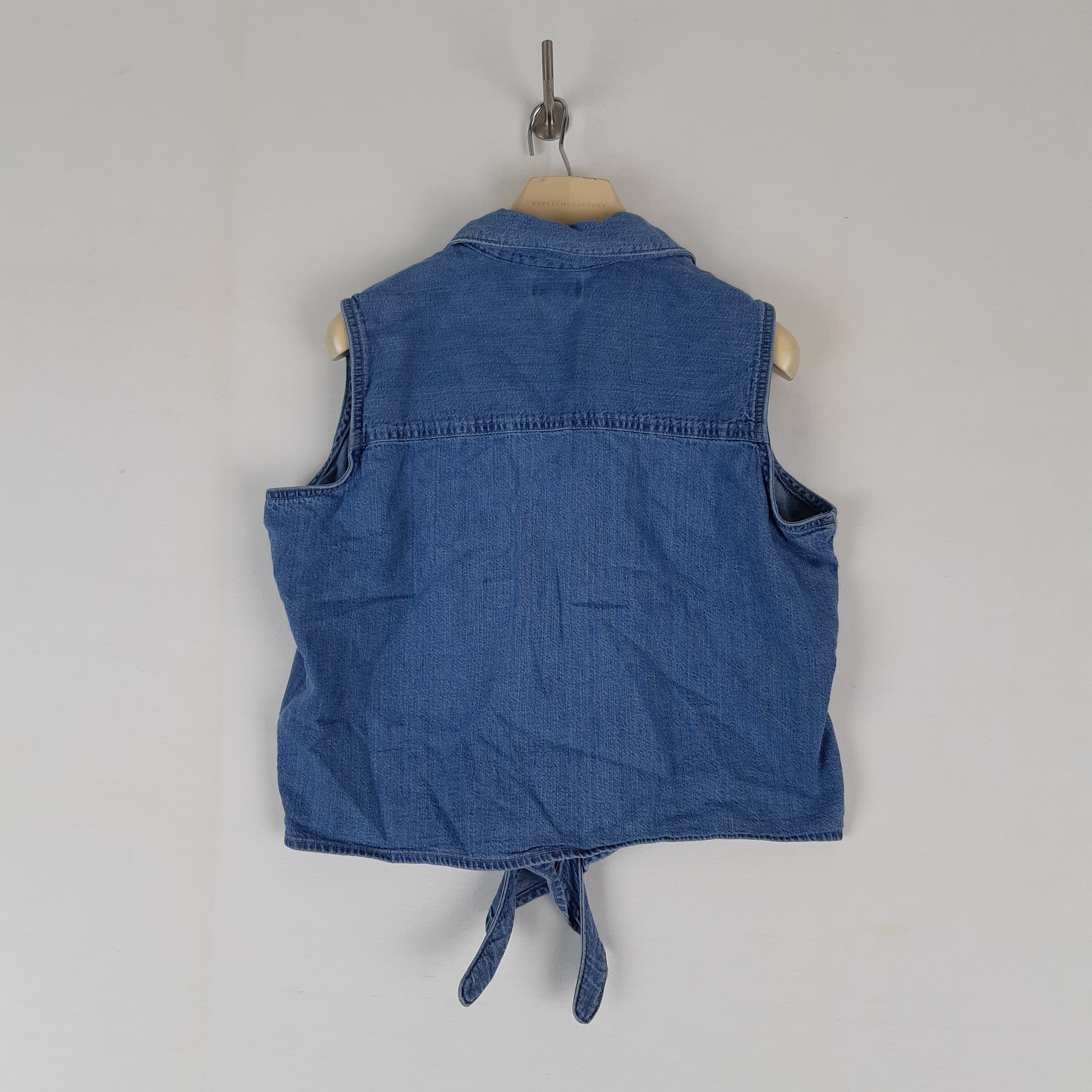 Levis - Chemise en jean sans manches à nouer - Taille M mesures Carrure= 36 Poitrine= 52 Longueur= 46 Très bon état - Vue 3 - 