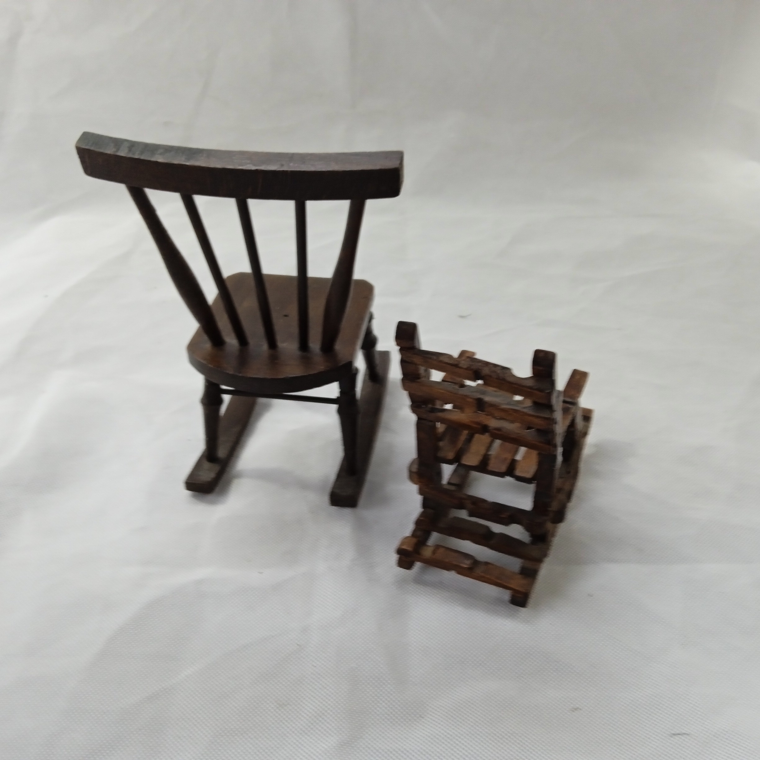 Voir photo 2 de Lot de 2 mini chaises vintage en bois 16 et 22 cm Lot de 2 mini chaises vintage en bois 16 et 22 cm Bon état - Vue 2 -