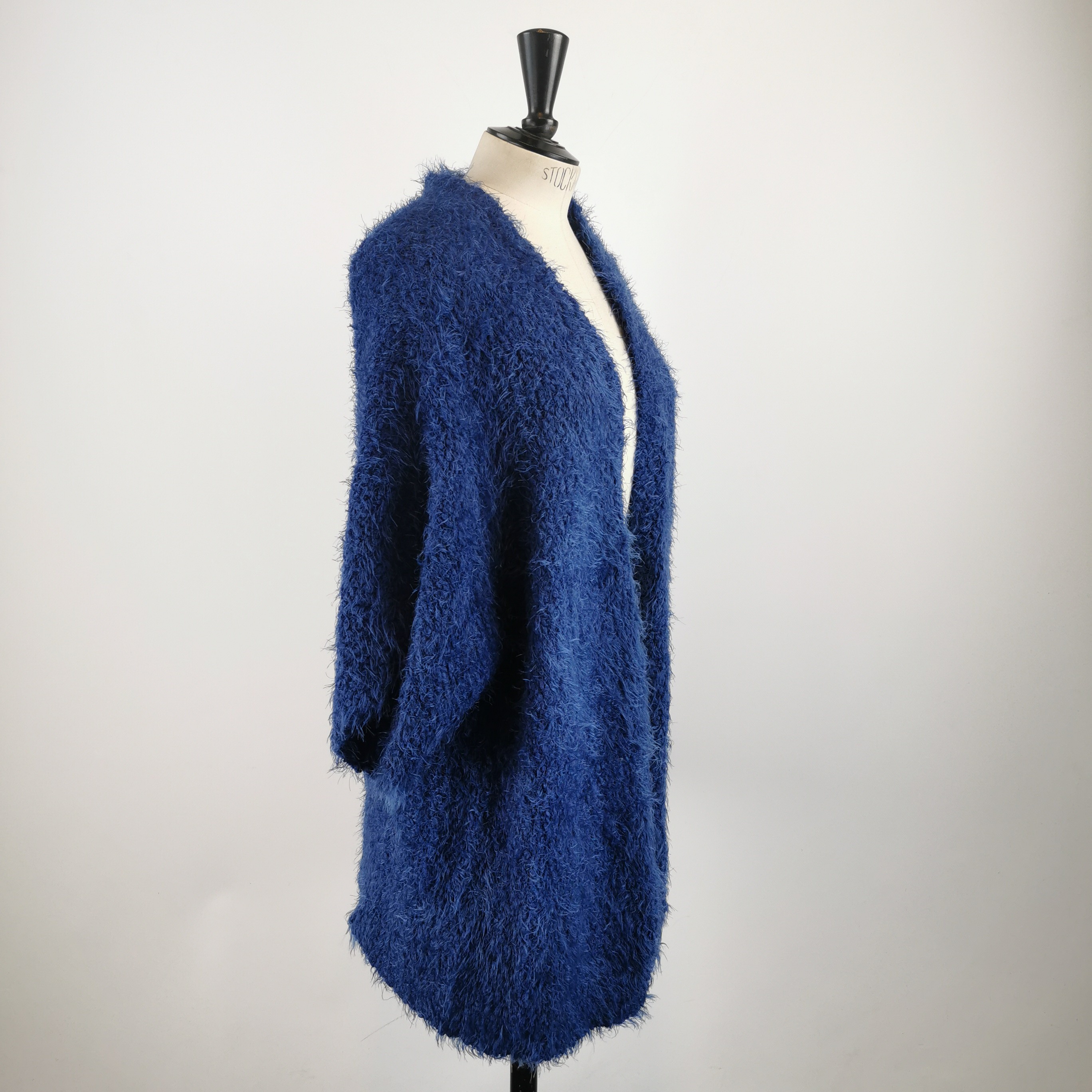 Voir photo 3 de Gilet bleu mi-long en maille texturée Riu (estimé) - Taille 38 (estimé) Gilet bleu mi-long en maille texturée Riu (estimé) - Taille 38 (estimé) Comme neuf - Vue 3 -