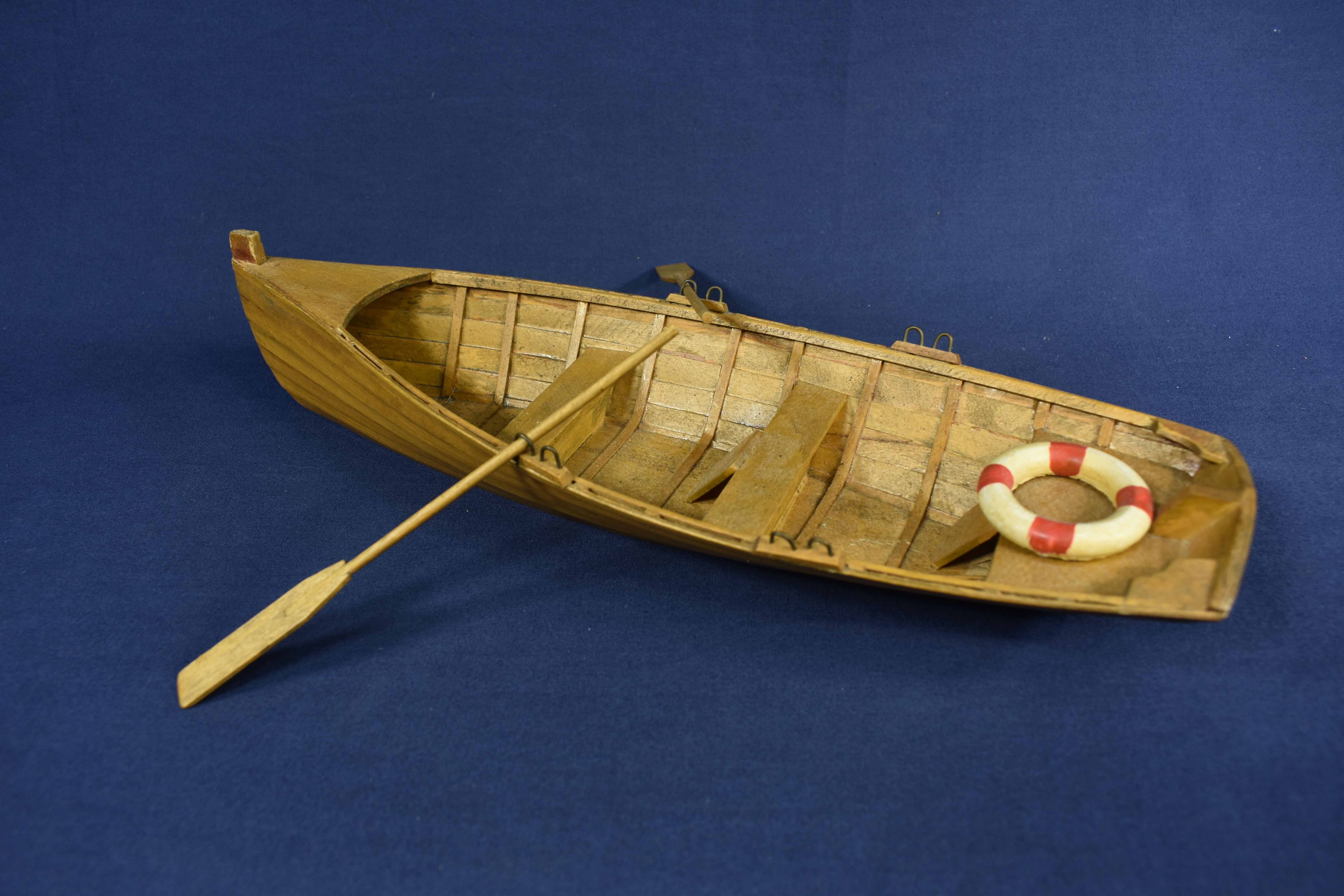 Voir photo 3 de Très belle maquette ancienne, en bois d'un canoë, avec ses 2 rames et sa bouée de sauvetage, longueur 29.5 cm. Très belle maquette ancienne, en bois d'un canoë, avec ses 2 rames et sa bouée de sauvetage, longueur 29.5 cm. Bon état - Vue 3 -