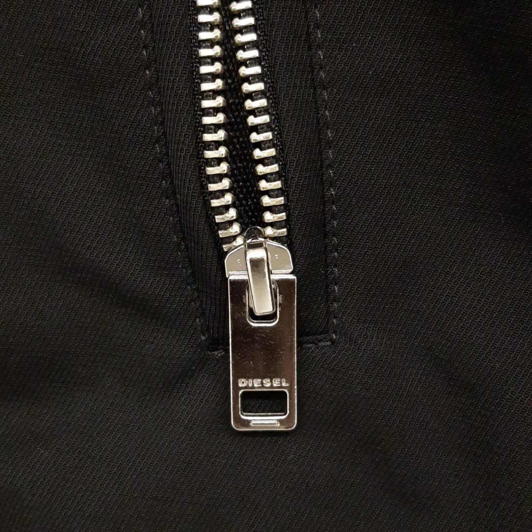 Blouson noir Diesel zippé avec écussons au bras - Photo 7