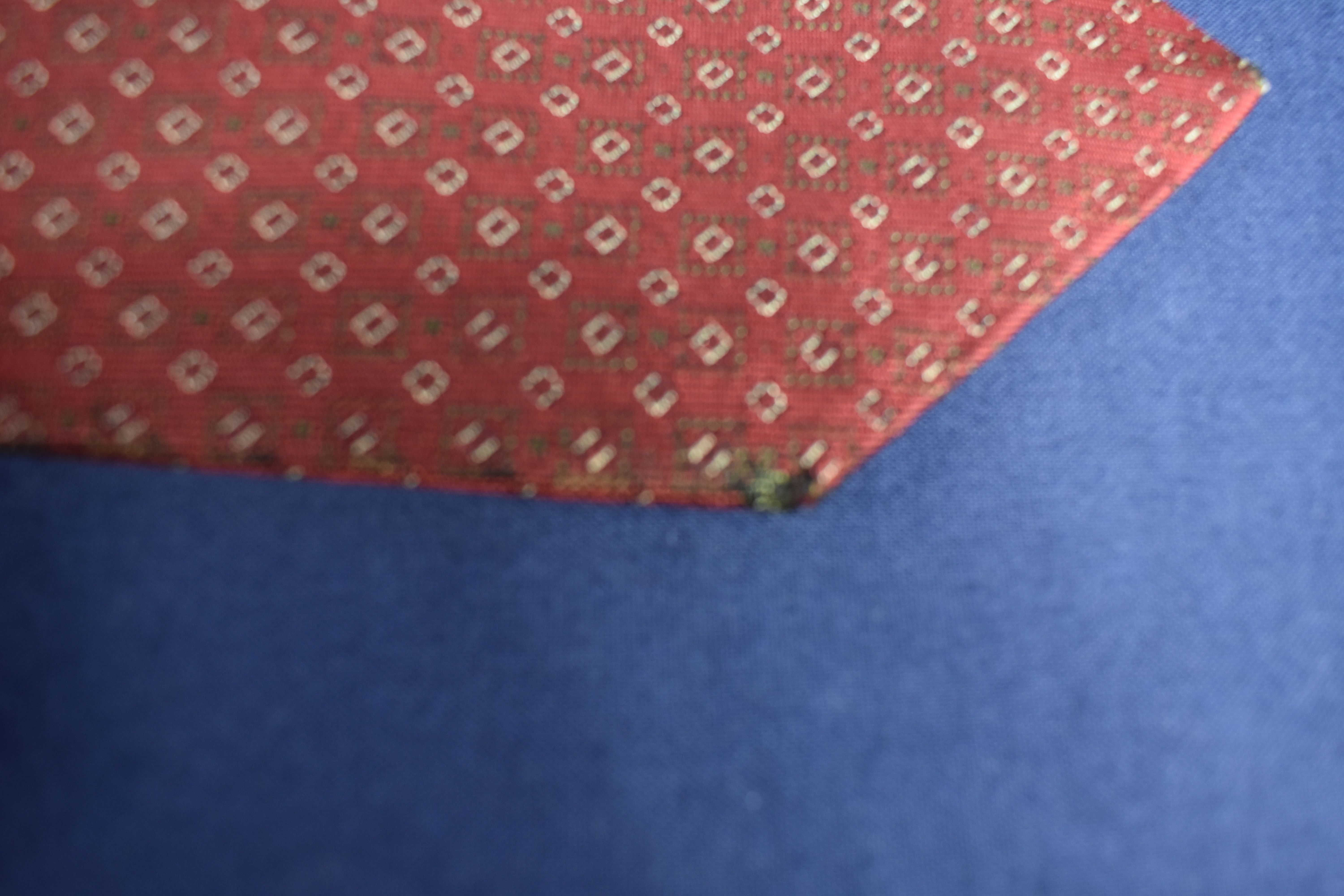 Cravate en soie HERMES de couleur Bordeaux ( petite trace de brûlure restaurable ) - Photo 3