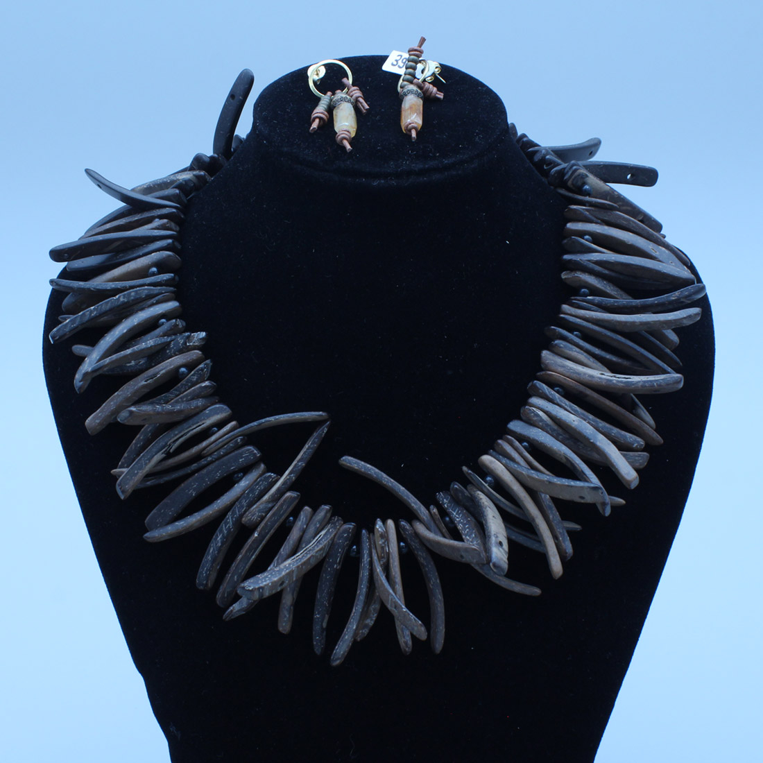 Voir photo 2 de Collier noix de coco et boucles d'oreilles pierre métal Collier noix de coco et boucles d'oreilles pierre métal Bon état - Vue 2 -