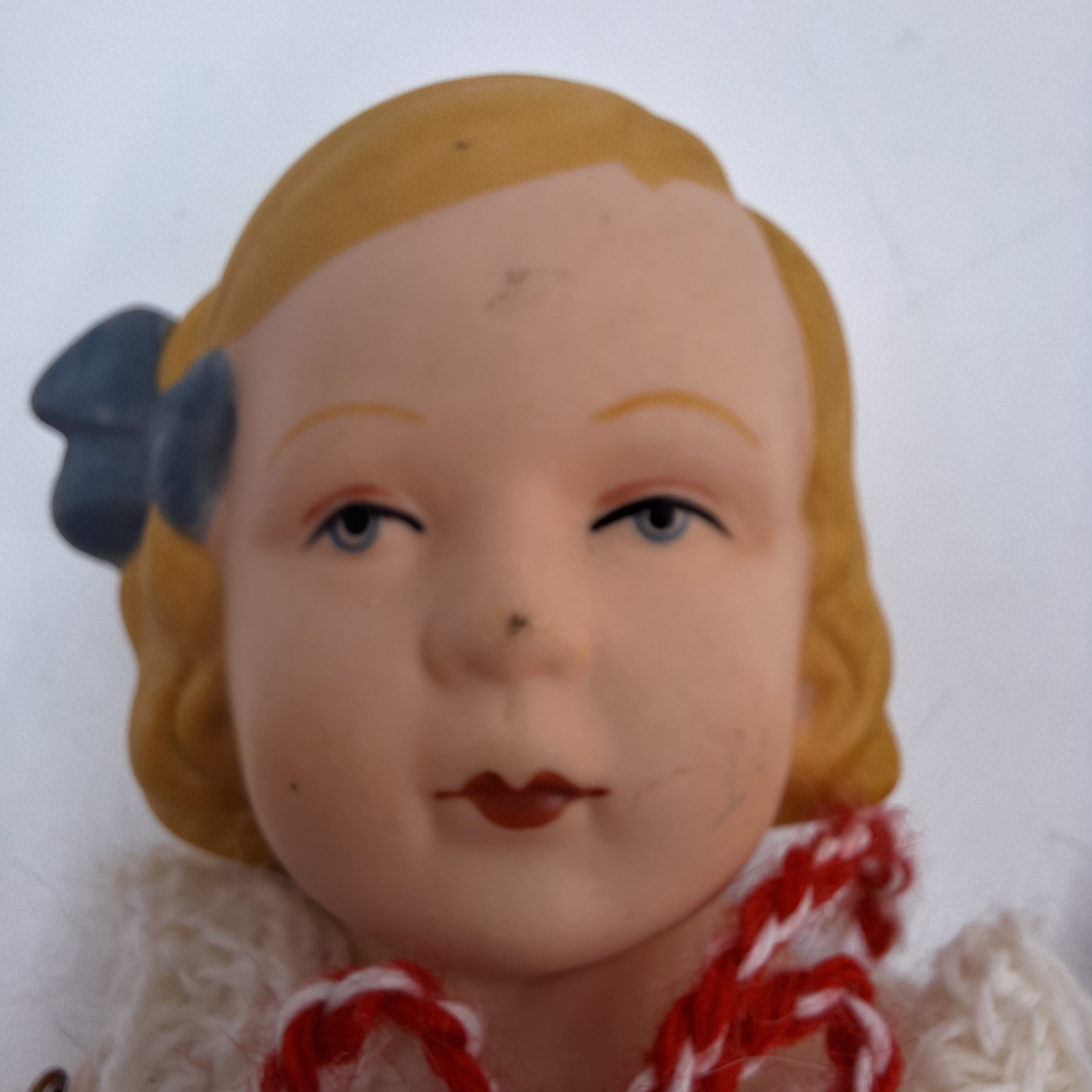 Lot de trois petites poupées articulées vintage. Porcelaine biscuit. Cheveux blonds et petite chaussures peintes. Vêtements tricotés à la main. Bon état - Vue 4 - 